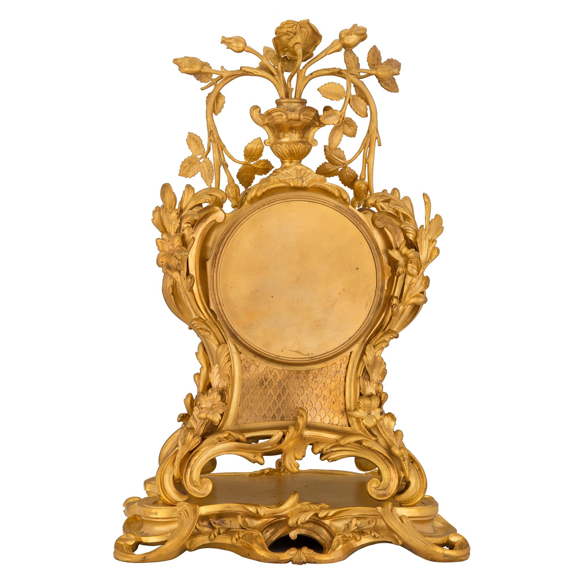 Goldbronze-Uhr aus der Louis-XV-Periode des frühen 18. Jahrhunderts (Französisch) im Angebot