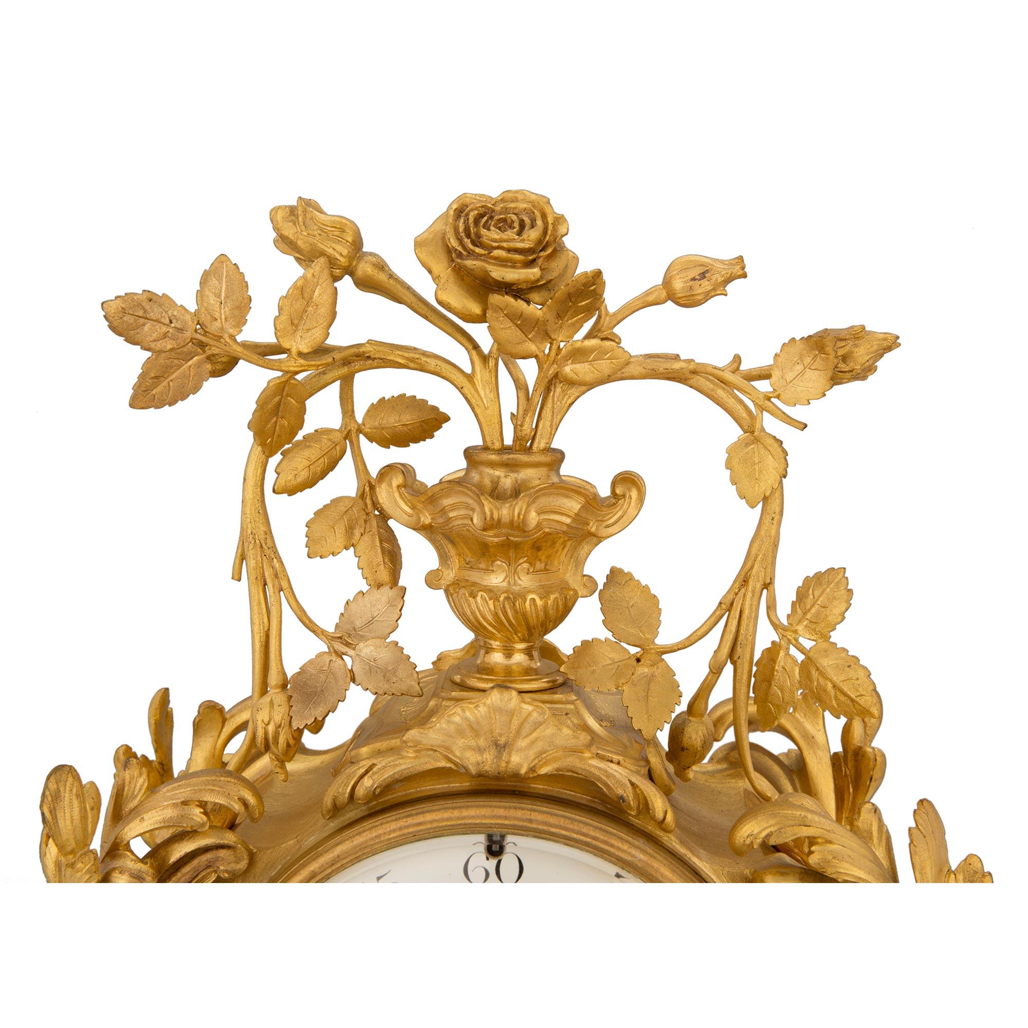 Goldbronze-Uhr aus der Louis-XV-Periode des frühen 18. Jahrhunderts im Zustand „Gut“ im Angebot in West Palm Beach, FL