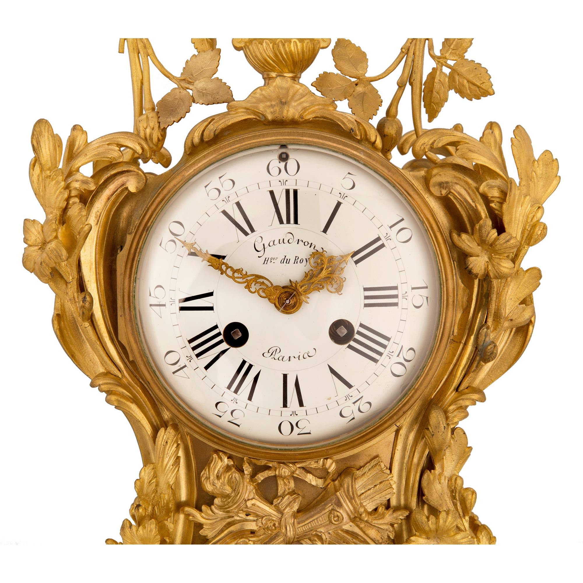 Goldbronze-Uhr aus der Louis-XV-Periode des frühen 18. Jahrhunderts (18. Jahrhundert und früher) im Angebot