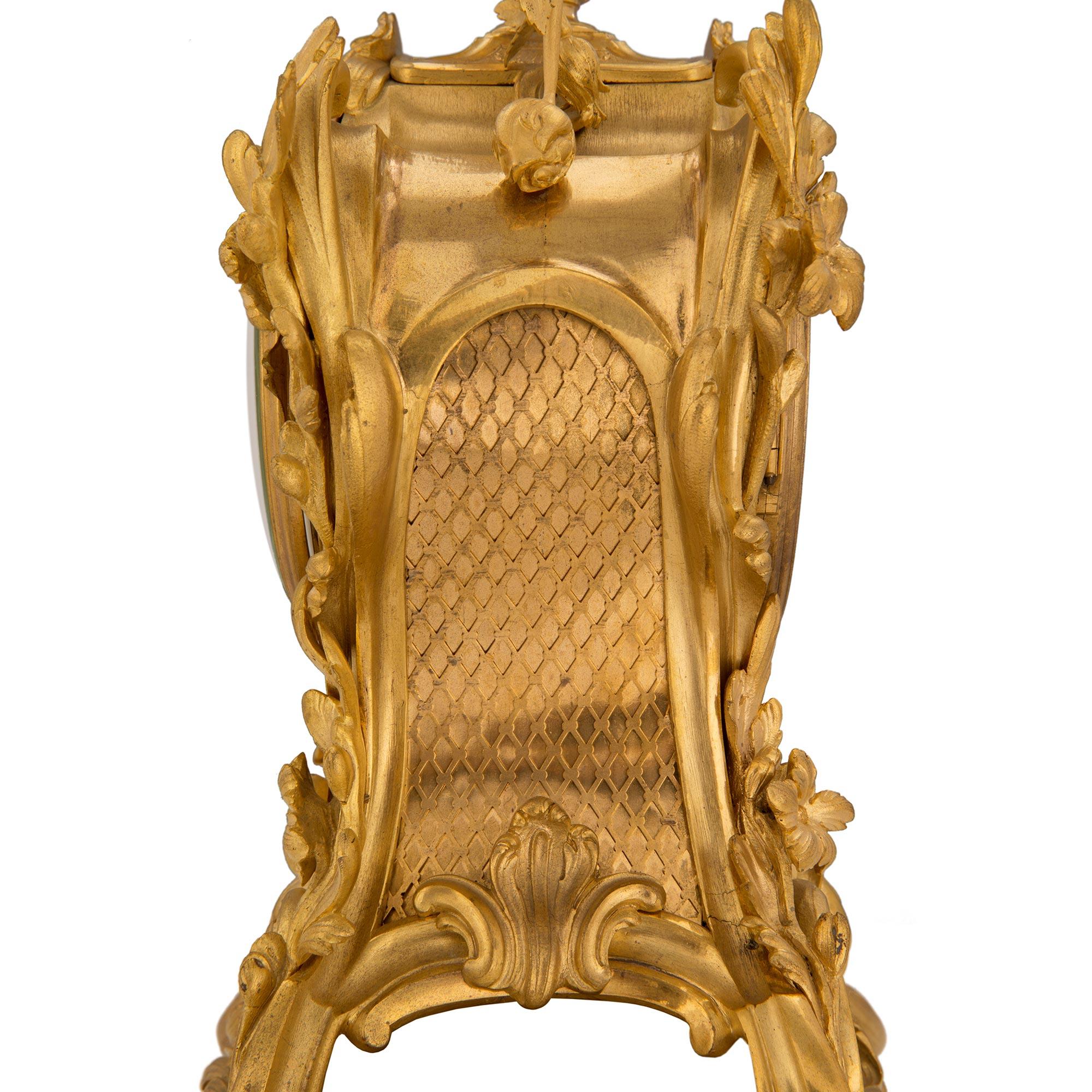 Pendule en bronze doré d'époque Louis XV du début du XVIIIe siècle en vente 2
