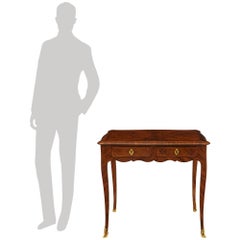 Table d'appoint/de bureau en bois de rose et bronze doré, d'époque Louis XV, France, début du XVIIIe siècle