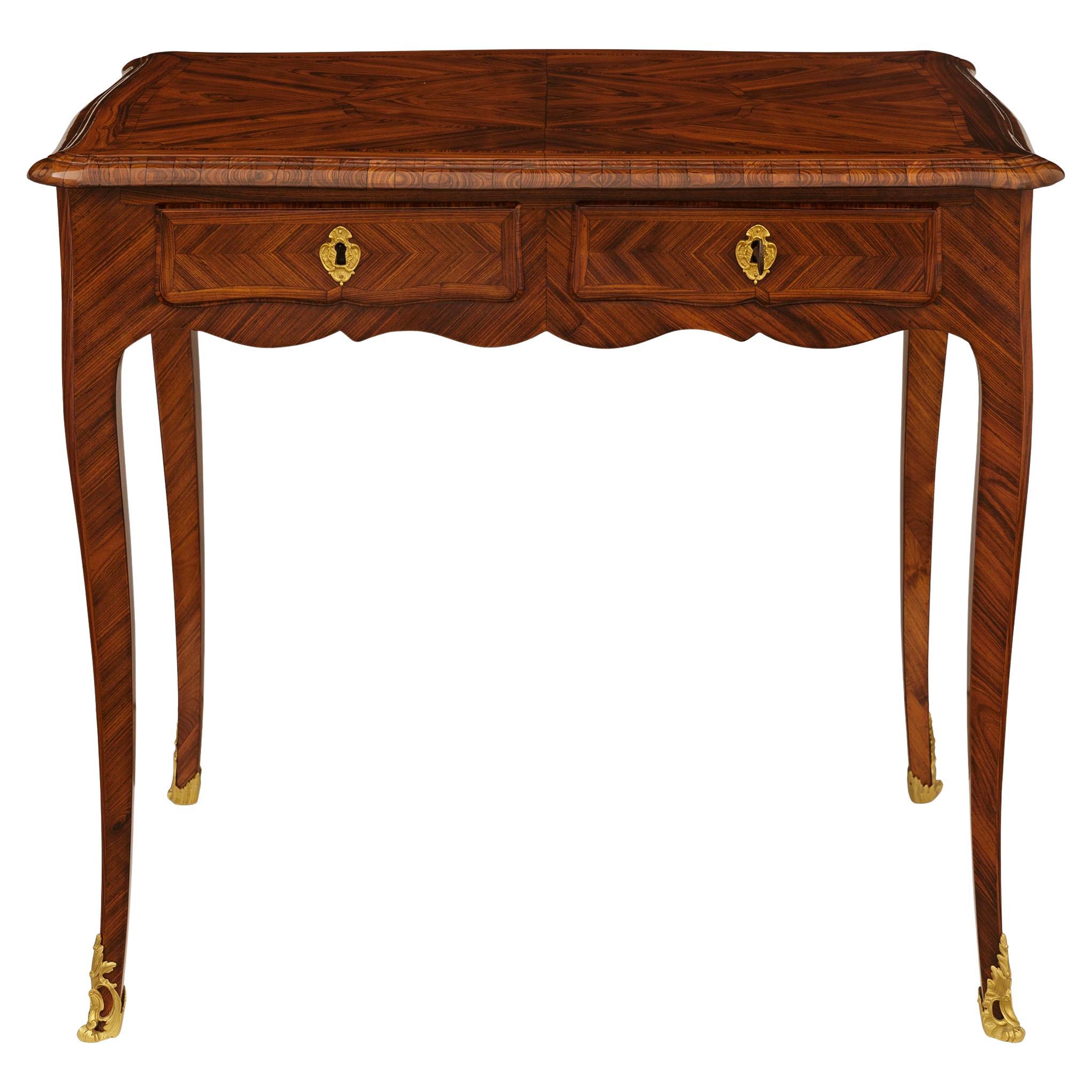 Table d'appoint/de bureau en bois de rose et bronze doré, d'époque Louis XV, France, début du XVIIIe siècle