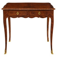 Table d'appoint/de bureau en bois de rose et bronze doré, d'époque Louis XV, France, début du XVIIIe siècle