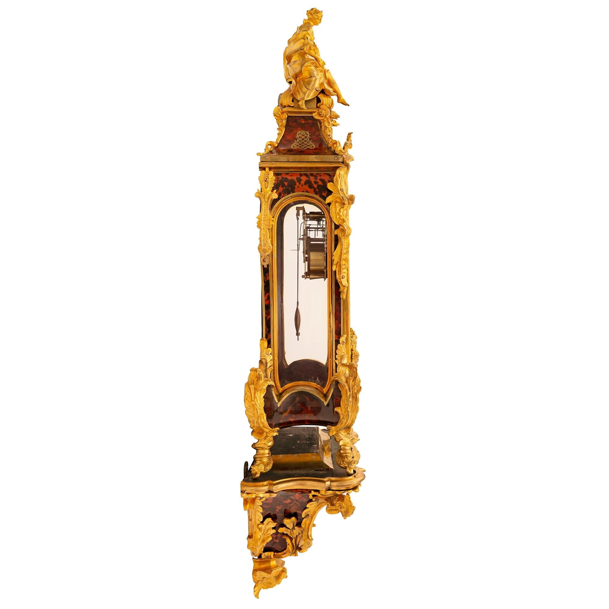 French Early 18th Century Louis XV Period Tortoise Shell and Ormolu Cartel Clock In Good Condition For Sale In West Palm Beach, FL