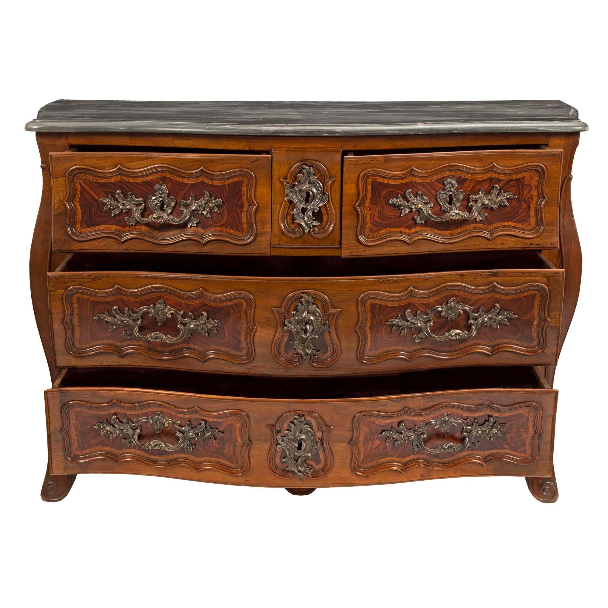 A very impressive and high quality French early 18th century Louis XV period walnut and rosewood Commode de Château. The chest is raised on slightly curved legs with a scrolled frieze and protruding curved corners. With two smaller drawers at the