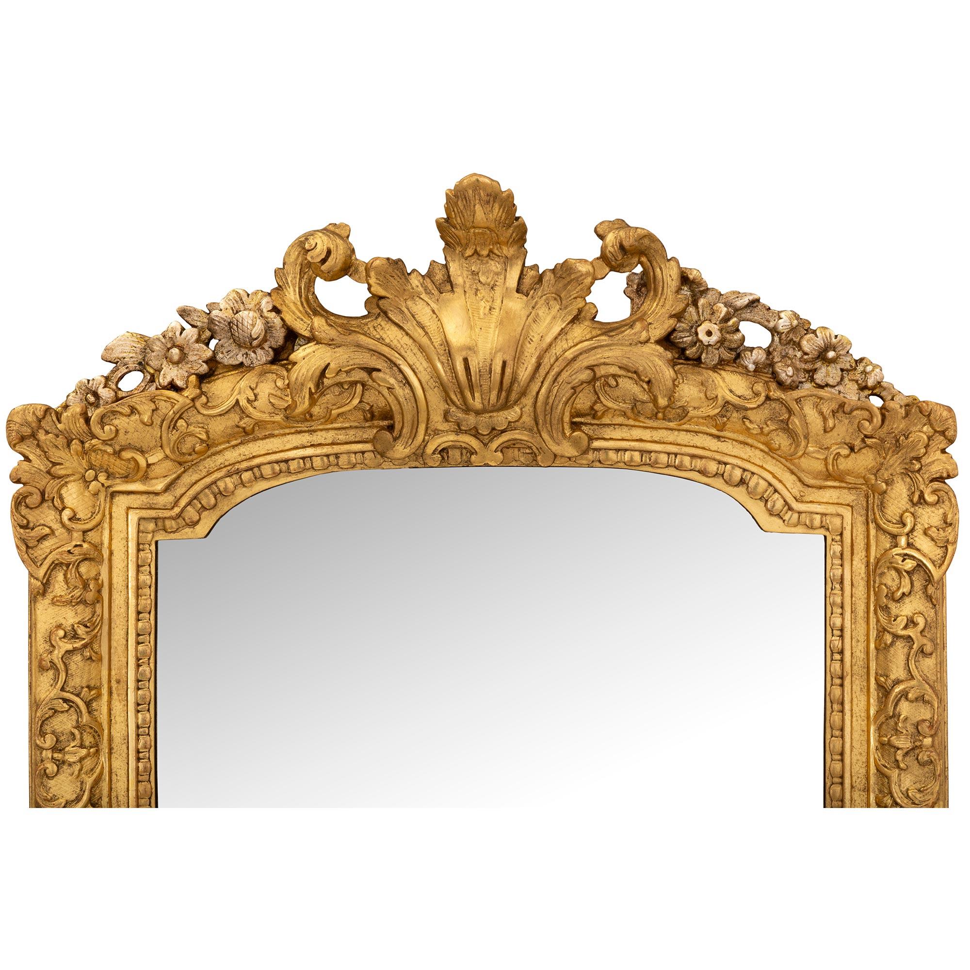 French Early 18th Century Régence Period Giltwood and Mecca Mirror In Good Condition For Sale In West Palm Beach, FL
