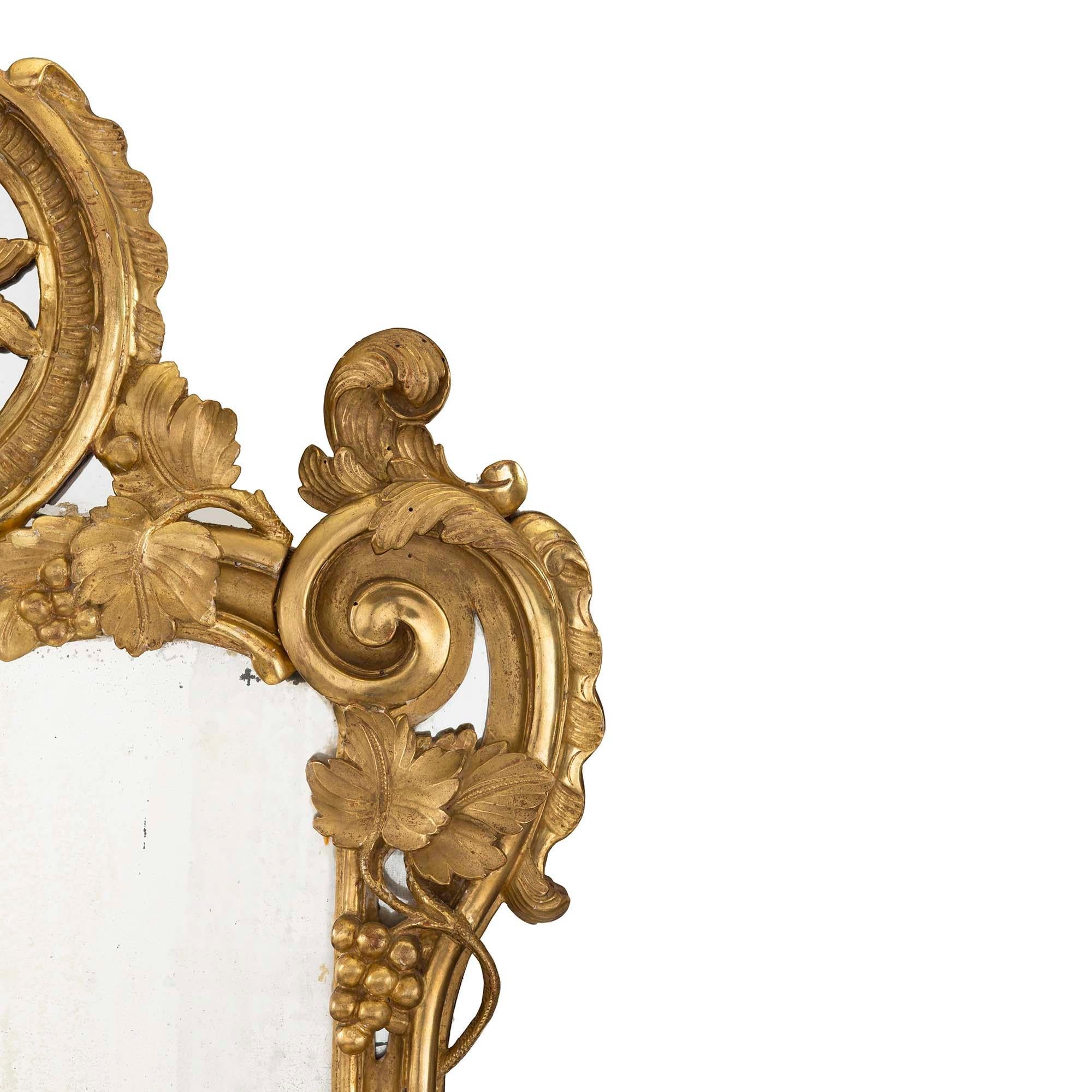 Français Miroir français en bois doré du début du XVIIIe siècle de la période Régence, vers 1720 en vente