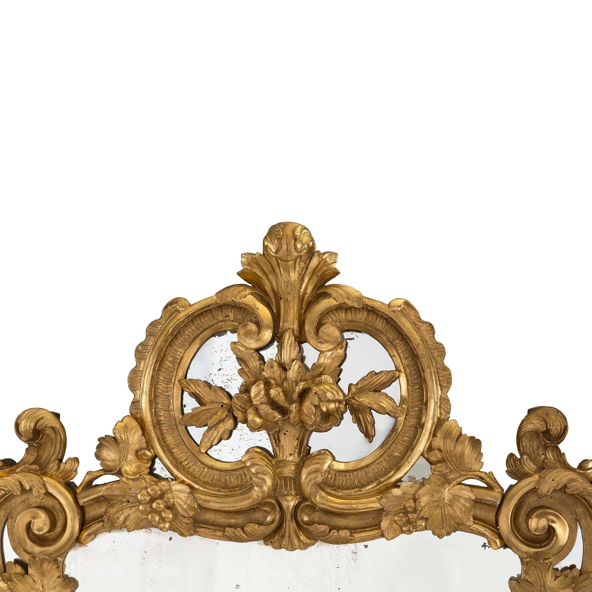 XVIIIe siècle et antérieur Miroir français en bois doré du début du XVIIIe siècle de la période Régence, vers 1720 en vente