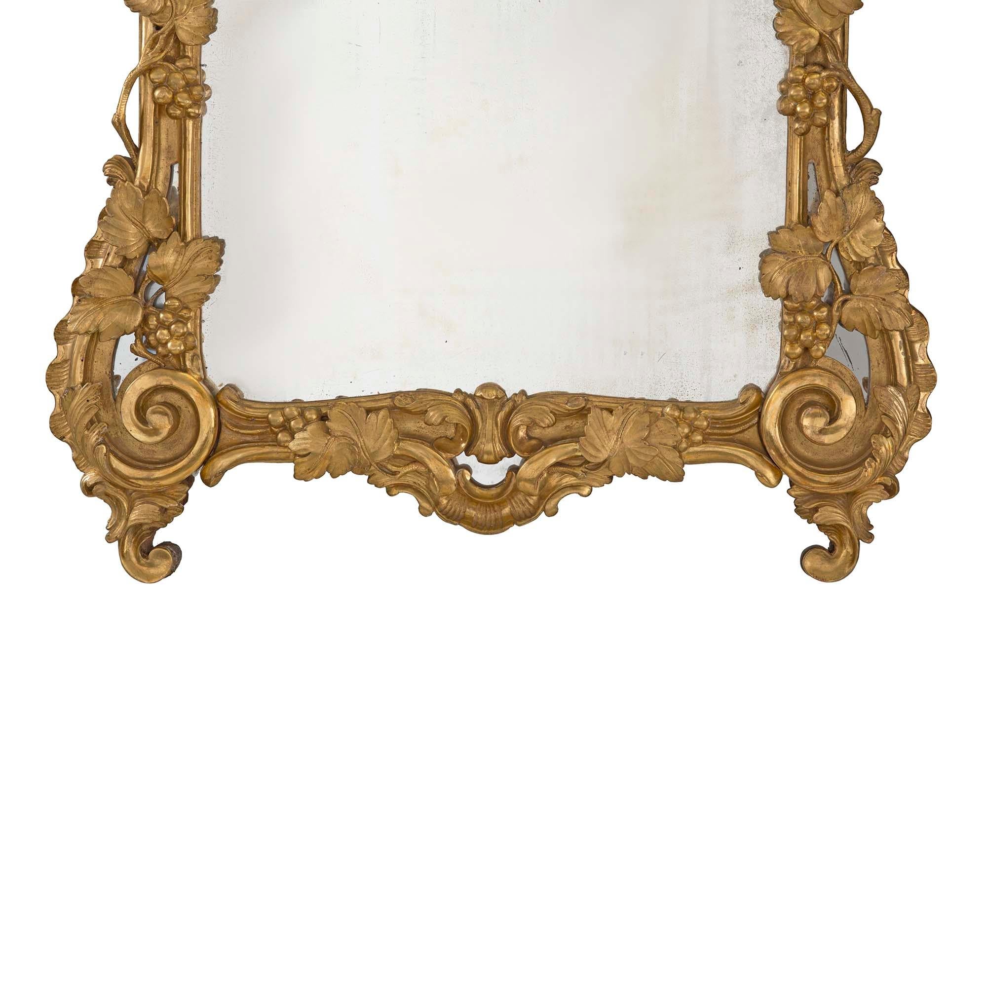 Miroir français en bois doré du début du XVIIIe siècle de la période Régence, vers 1720 en vente 1