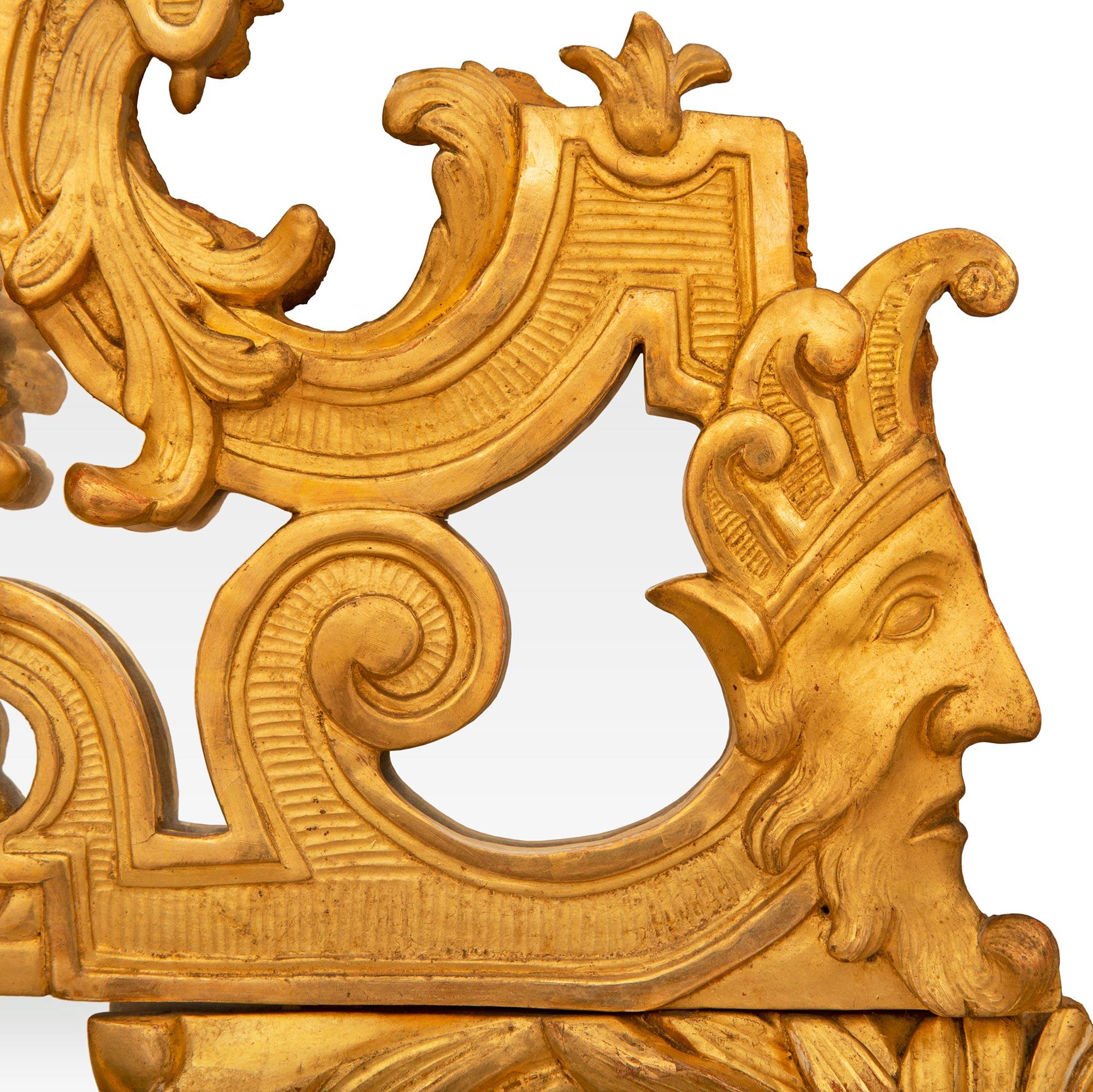 XVIIIe siècle et antérieur Miroir français en bois doré du début du XVIIIe siècle de la période Régence en vente