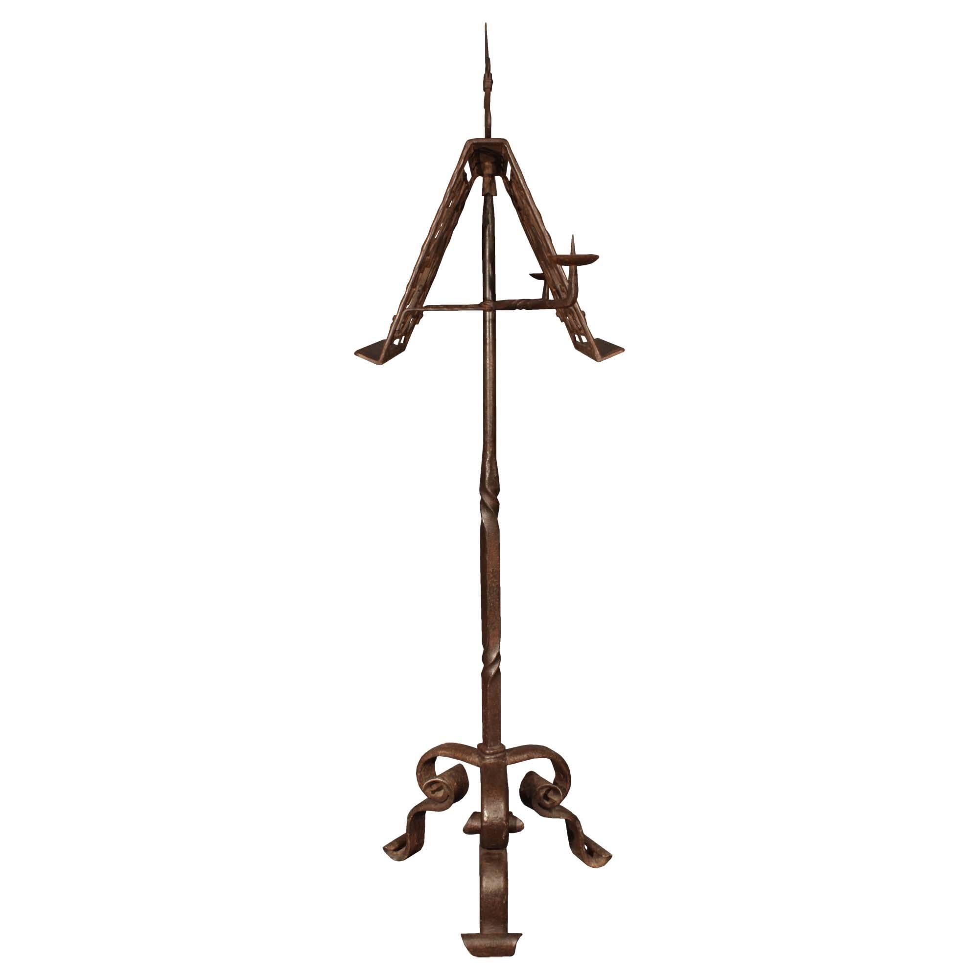 Lutrin en fer forgé du début de la Renaissance du XVIIIe siècle. L'Up&Up en deux parties est surmonté d'une belle base tripode avec de grands pieds à volutes menant à un support central élancé et torsadé. Au-dessus, le porte-livre rotatif à double