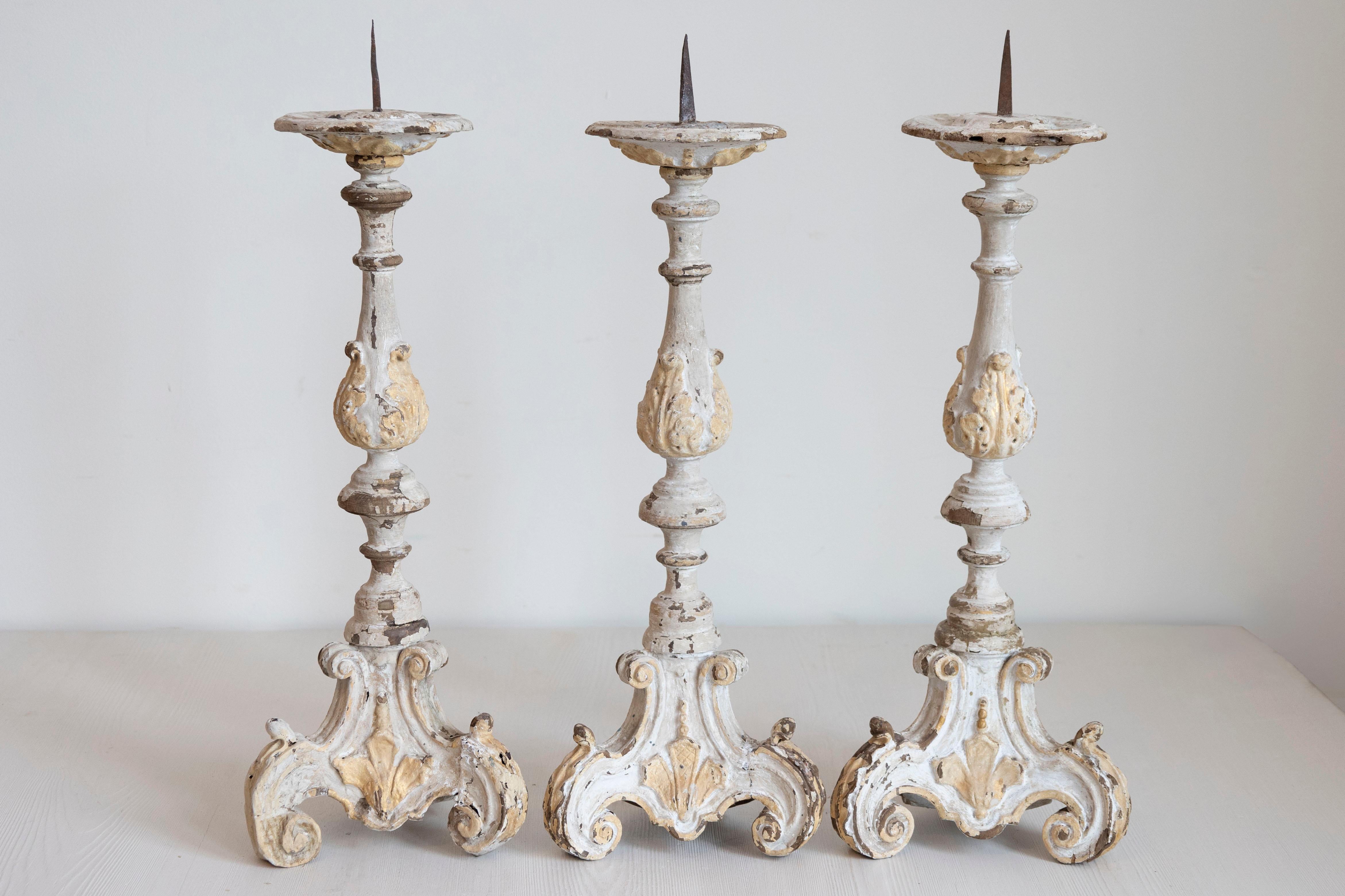 Candelieri francesi di epoca rococò dell'inizio del XVIII secolo, dipinti in due tonalità di grigio chiaro e crema, con patina autentica, il cui prezzo viene venduto singolarmente. Scopri il fascino del French Rococo con questi candelabri