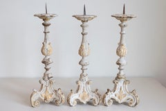 Candelieri rococò francesi dell'inizio del XVIII secolo dipinti di grigio e crema, venduti ciascuno