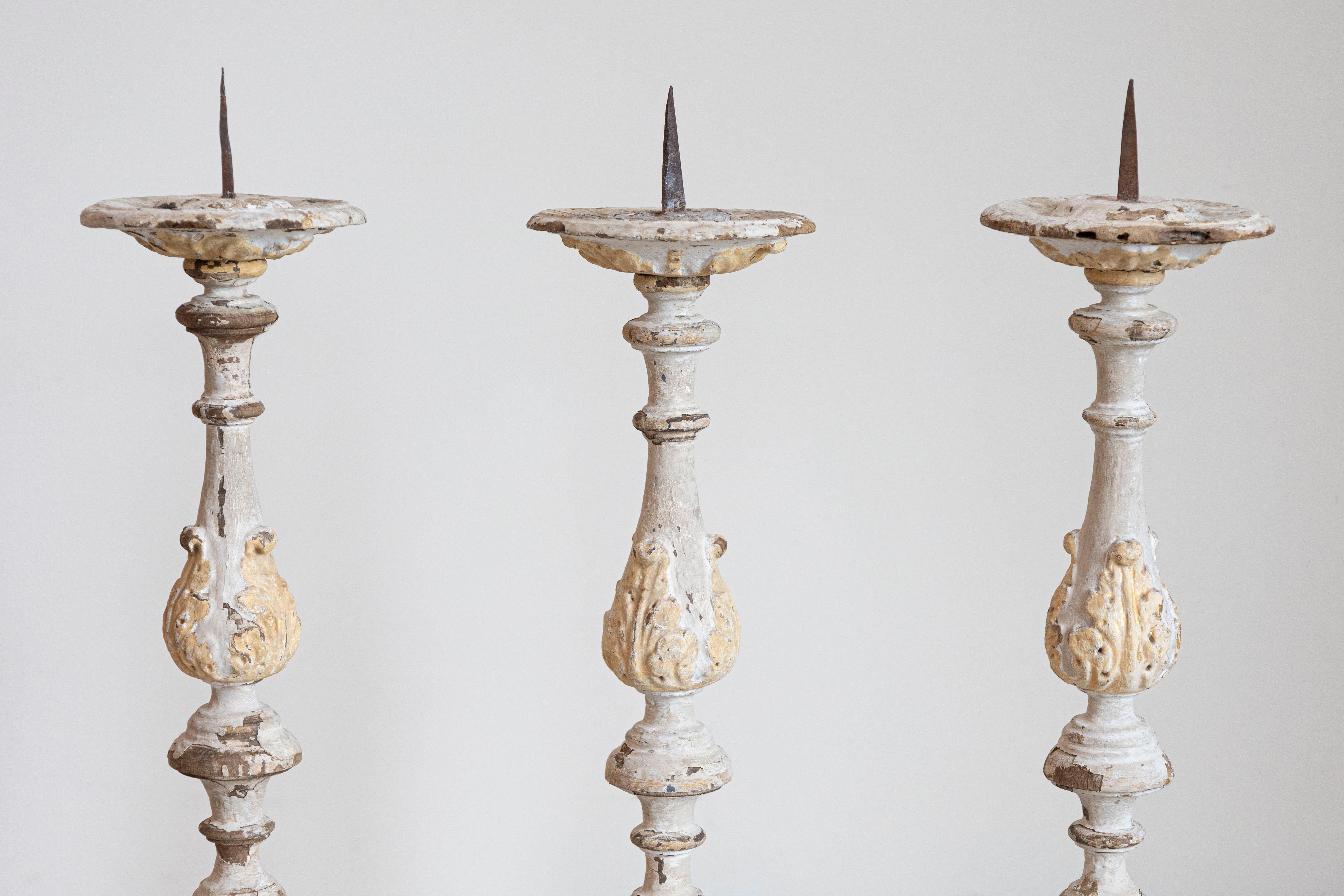 Francese Candelieri rococò francesi dell'inizio del XVIII secolo dipinti di grigio e crema, venduti ciascuno in vendita