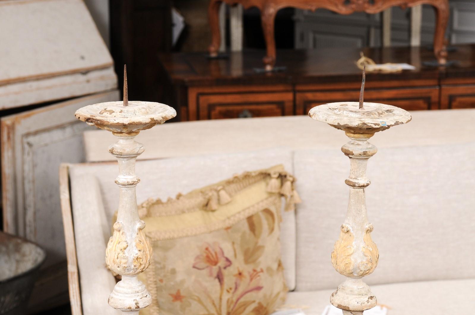 Französische grau-cremefarbene und cremefarbene Rokoko-Kerzenständer aus dem frühen 18. Jahrhundert, jeder verkauft (18. Jahrhundert und früher) im Angebot