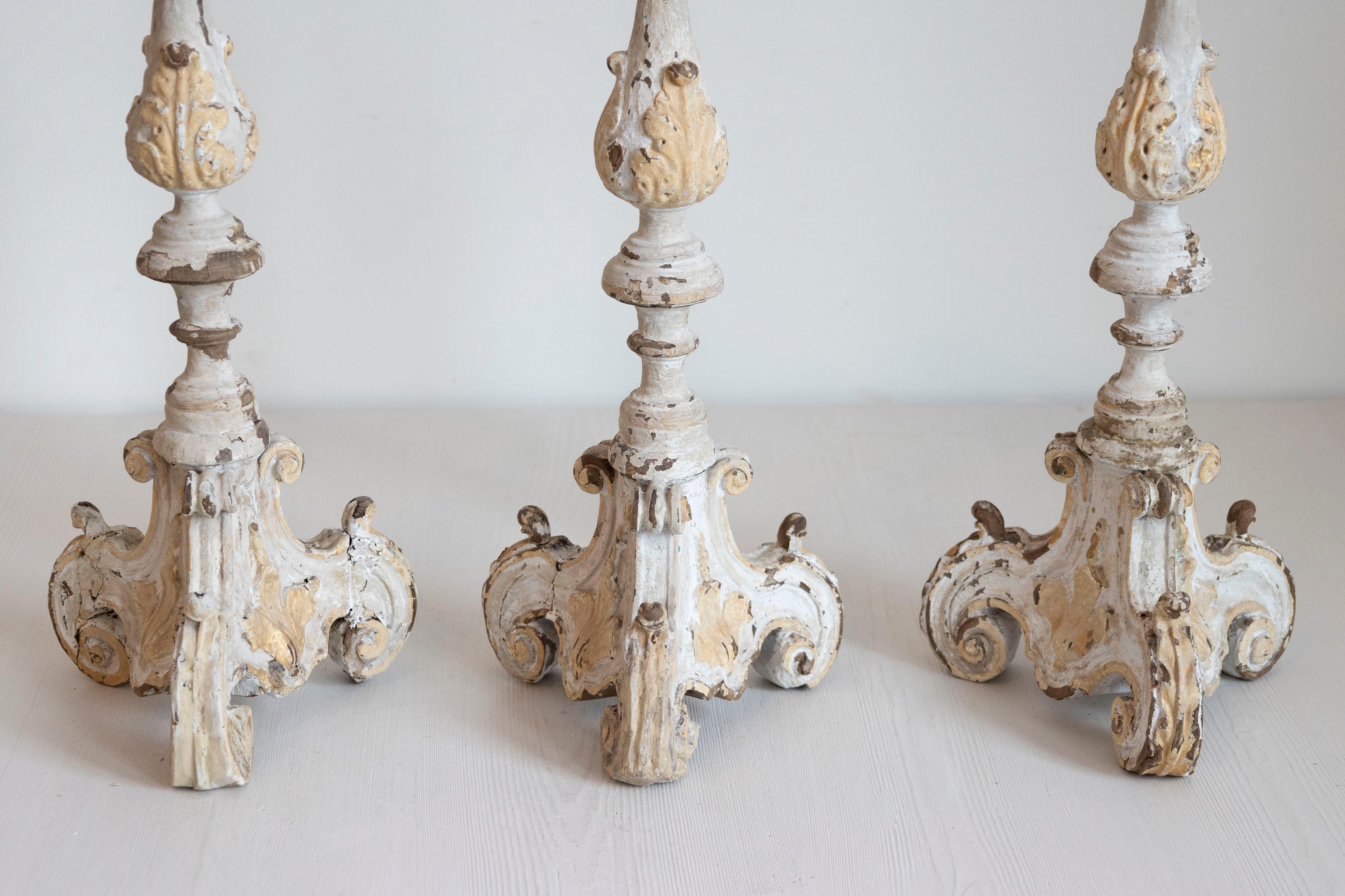 Intagliato Candelieri rococò francesi dell'inizio del XVIII secolo dipinti di grigio e crema, venduti ciascuno in vendita