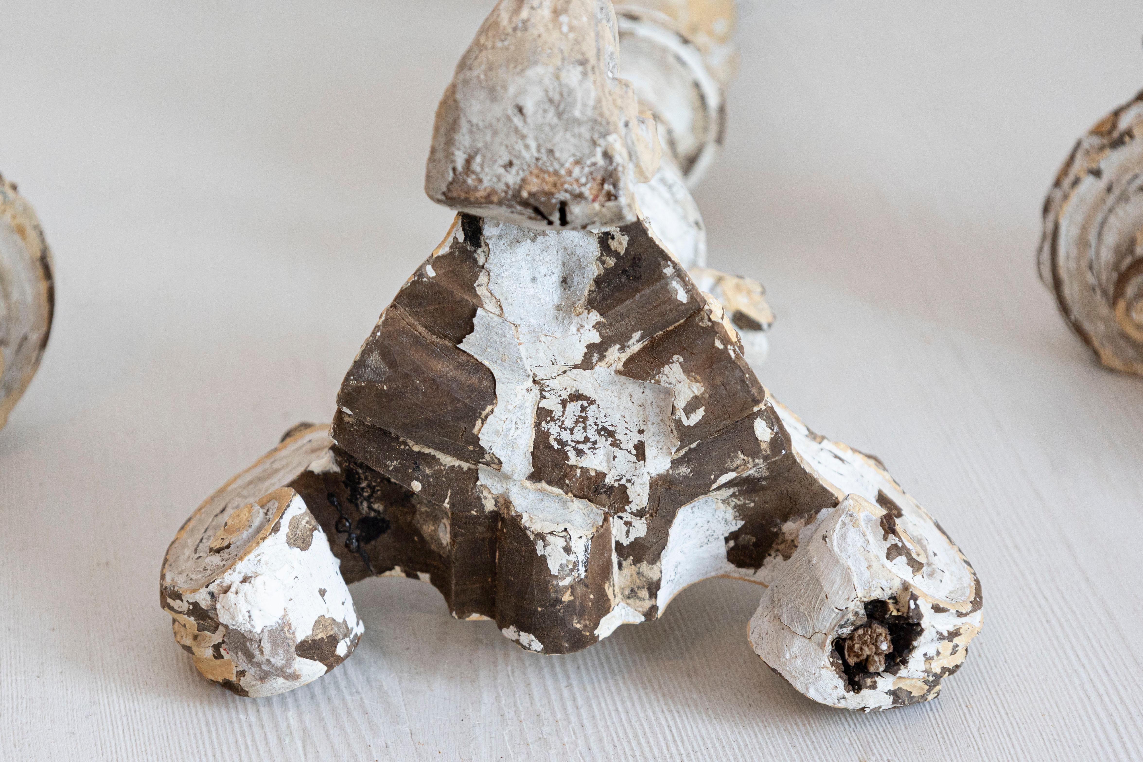 Candelieri rococò francesi dell'inizio del XVIII secolo dipinti di grigio e crema, venduti ciascuno In condizioni buone in vendita a Atlanta, GA
