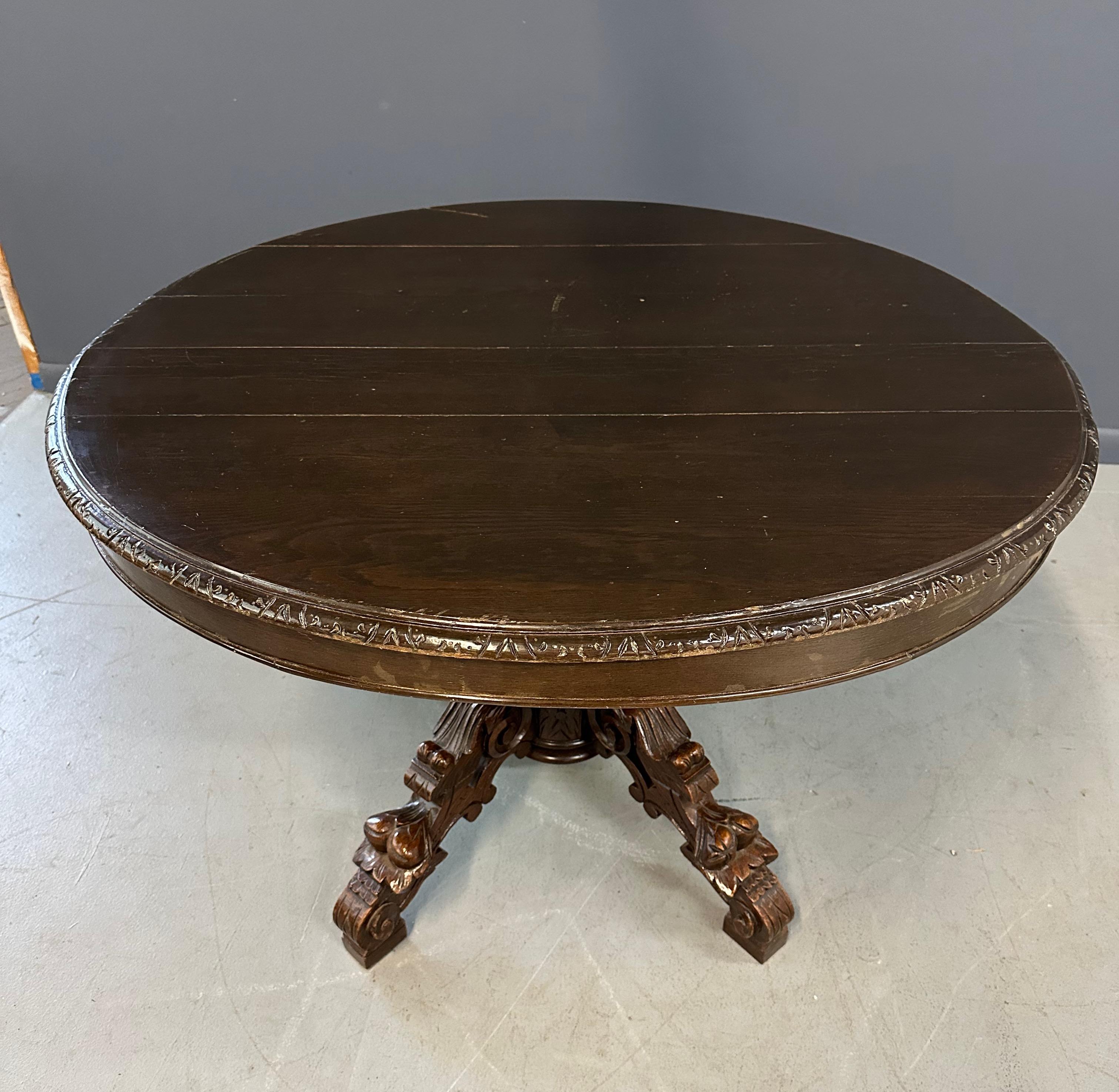 Dieser geschnitzte französische Esszimmertisch im Landhausstil aus den frühen 1900er Jahren ist aus Obstholz gefertigt, das für Langlebigkeit und eine charmante Ästhetik sorgt. Die filigranen Schnitzereien verleihen ihm einen Hauch von Eleganz und