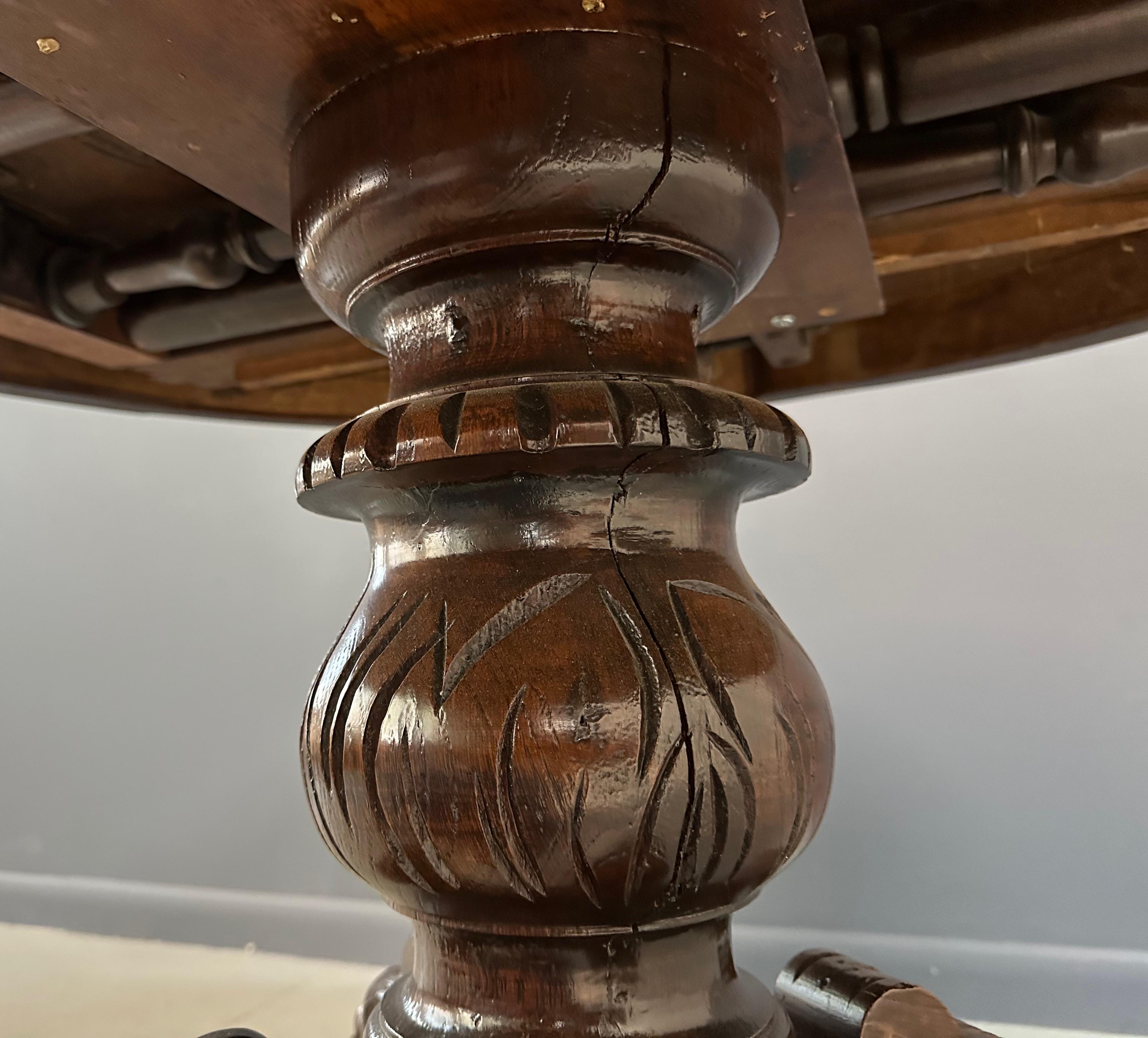 Französisch frühen 1900er geschnitzt Land Esszimmer Tisch in Obstholz im Zustand „Relativ gut“ im Angebot in Philadelphia, PA