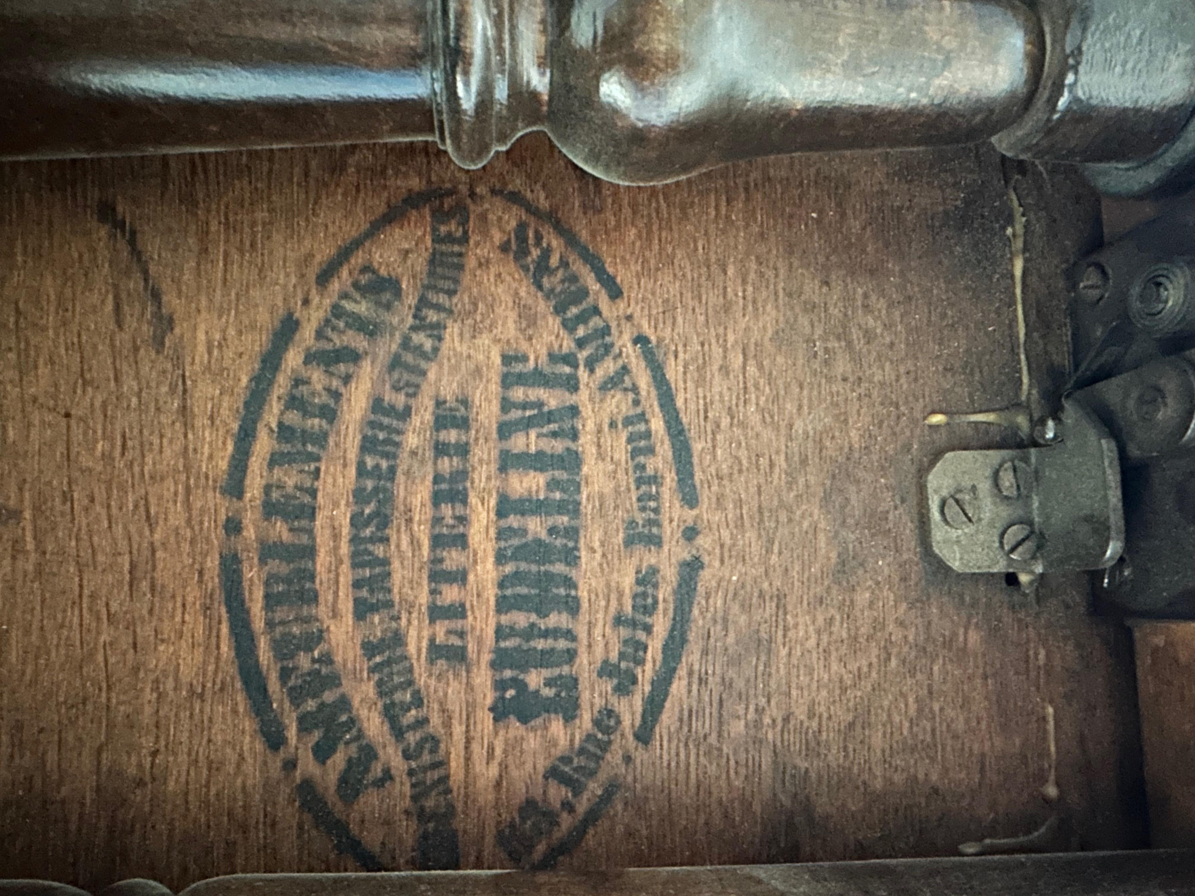 Französisch frühen 1900er geschnitzt Land Esszimmer Tisch in Obstholz im Angebot 1