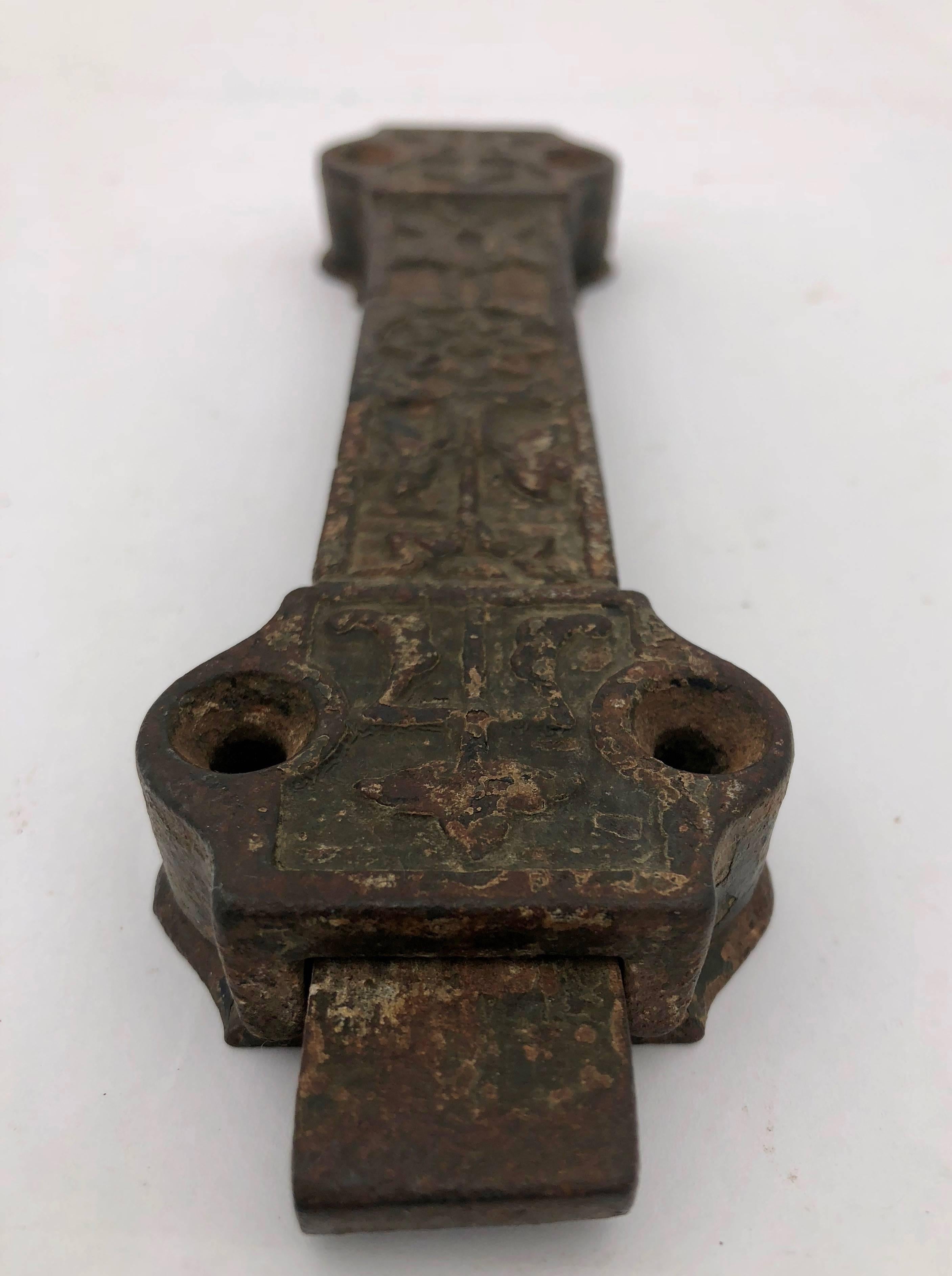 French Early 1900s Cast Iron Door Top Lock with Detailed Decorative Design In Good Condition For Sale In Petaluma, CA