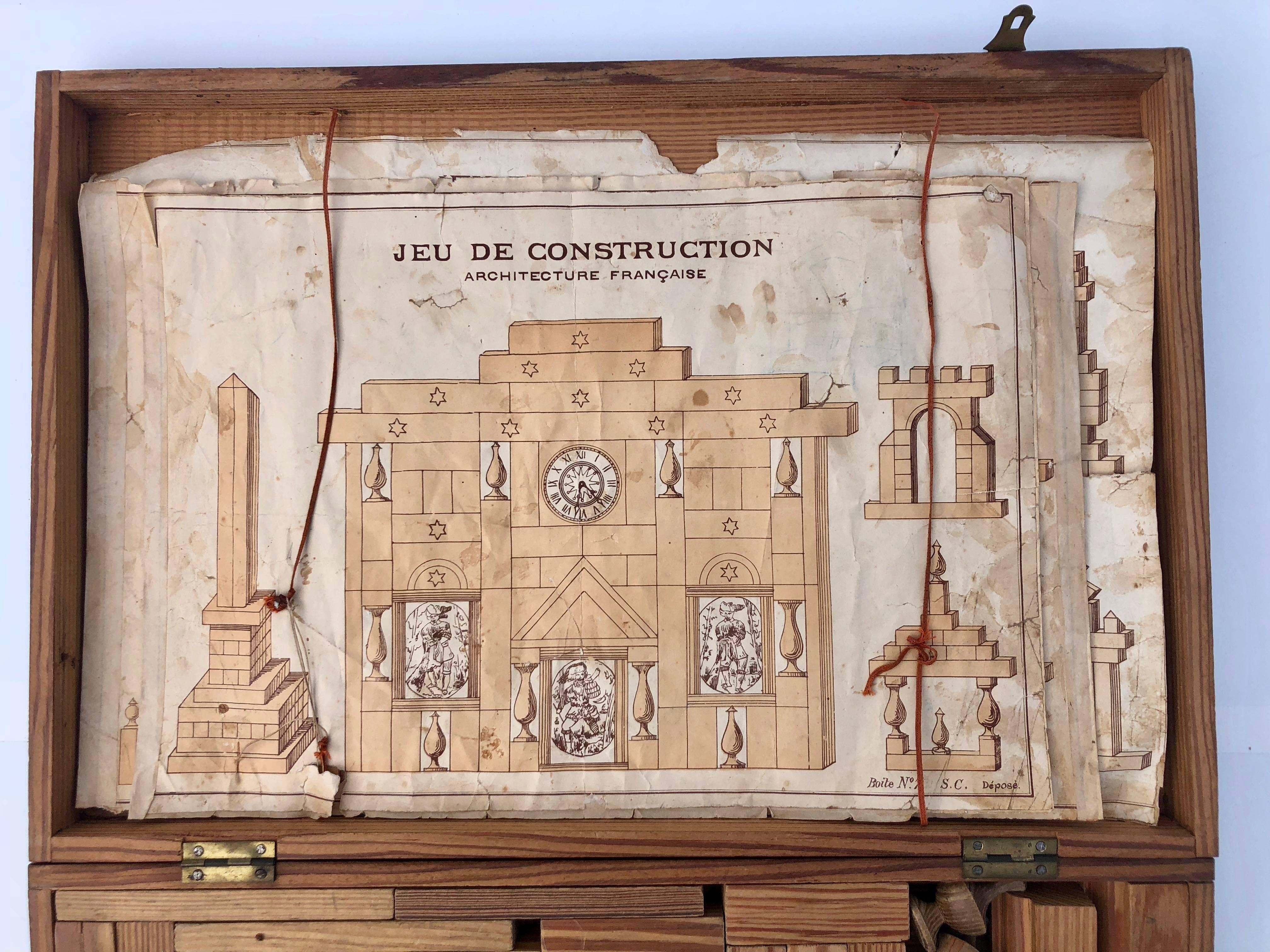 Français Jeu de construction français du début des années 1900 en bois avec fenêtres en verre teinté dans sa boîte