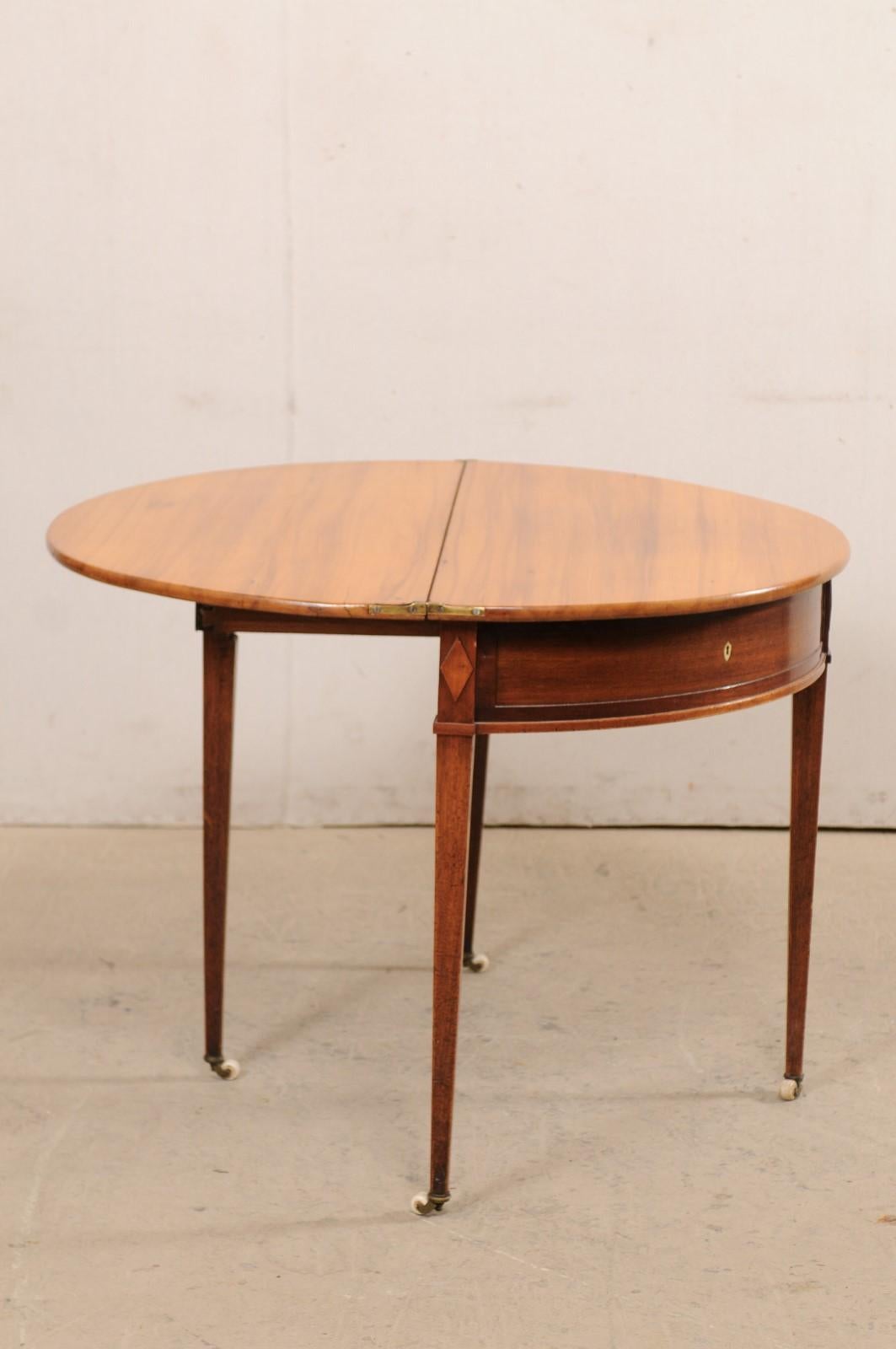 Demi-Lune- bis runder Tisch mit Torbein und kleinen Gitterfüßen aus dem frühen 19. Jahrhundert (Holz) im Angebot
