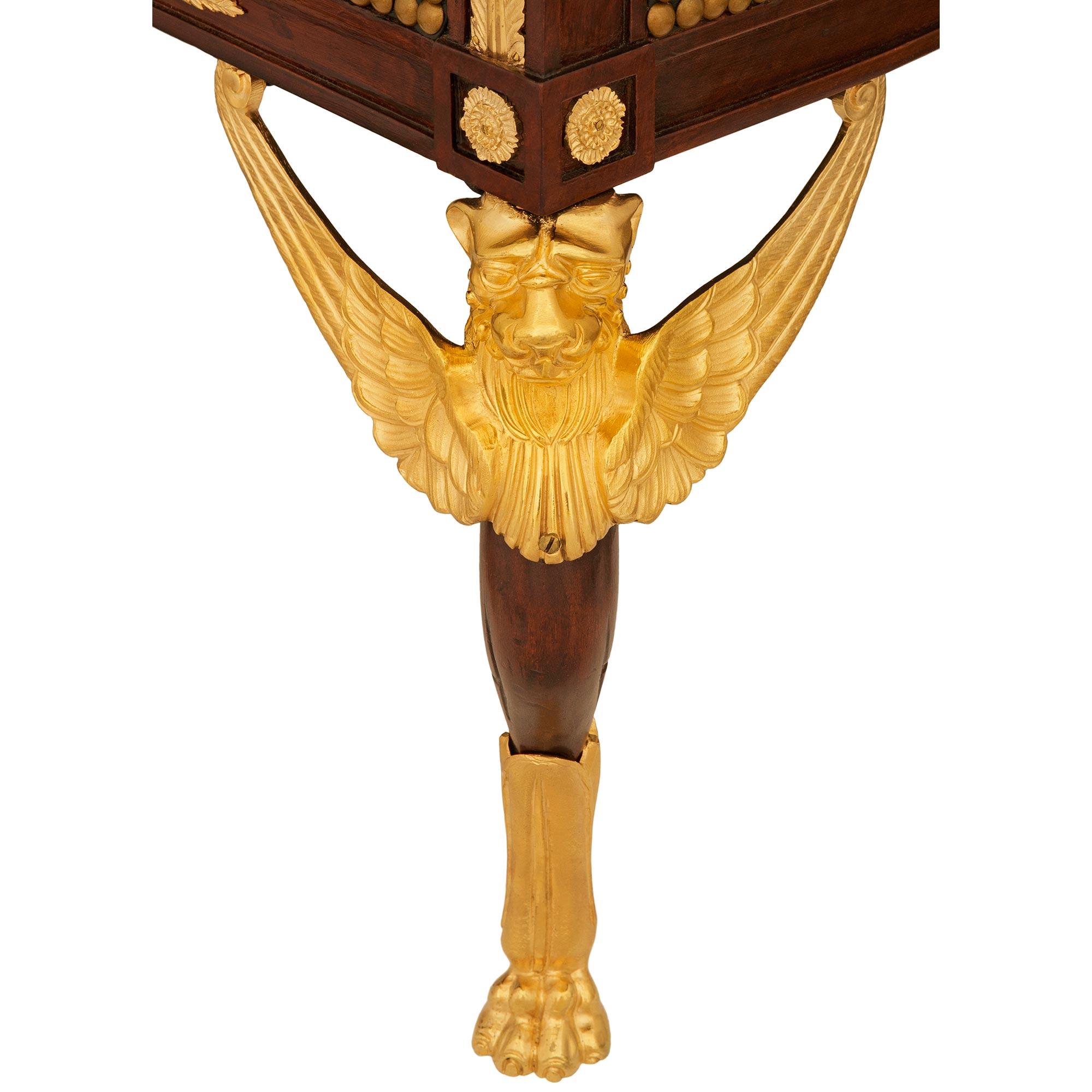 Sillón francés de caoba y ormolu de principios del siglo XIX de la 1ª Época Imperio en venta 5