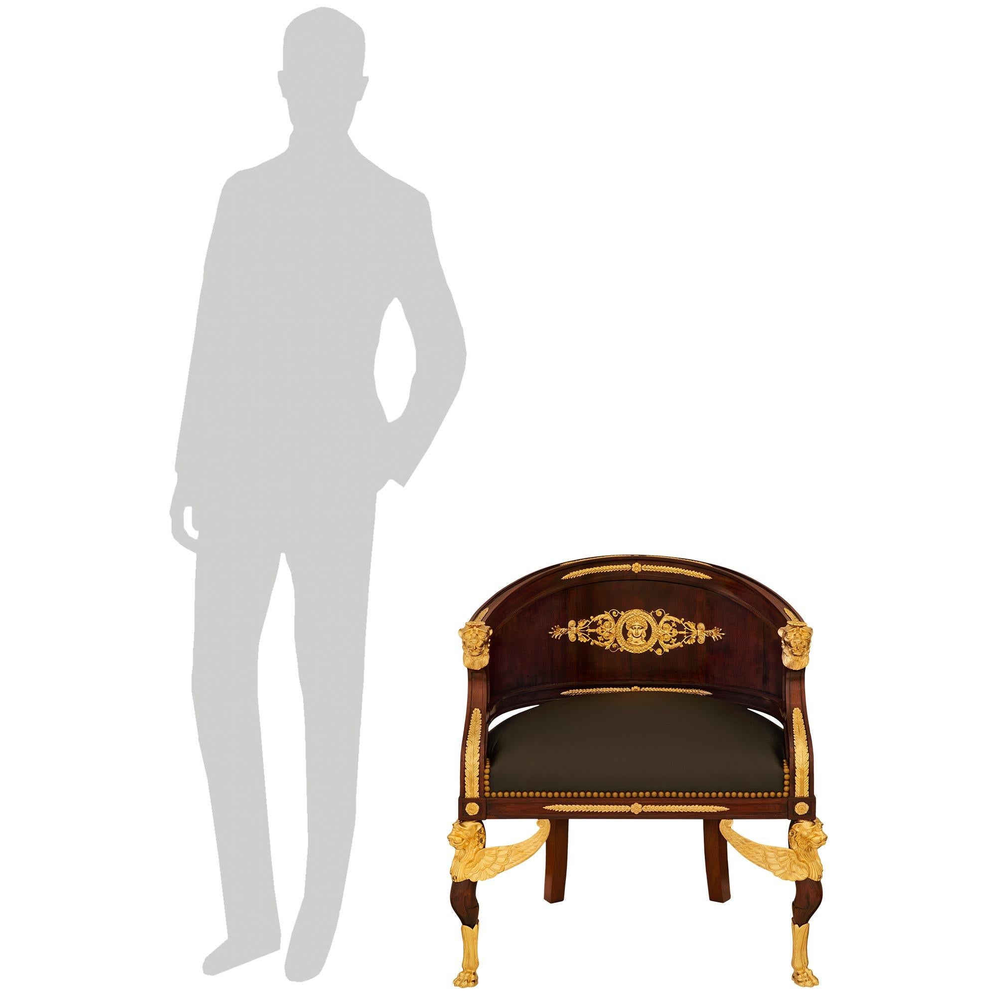 Sillón francés señorial y de gran calidad de principios del siglo XIX, de la 1ª Época Imperio, de caoba y ormolu. Este escritorio/sillón de caoba maciza se eleva sobre patas de caoba en forma de 