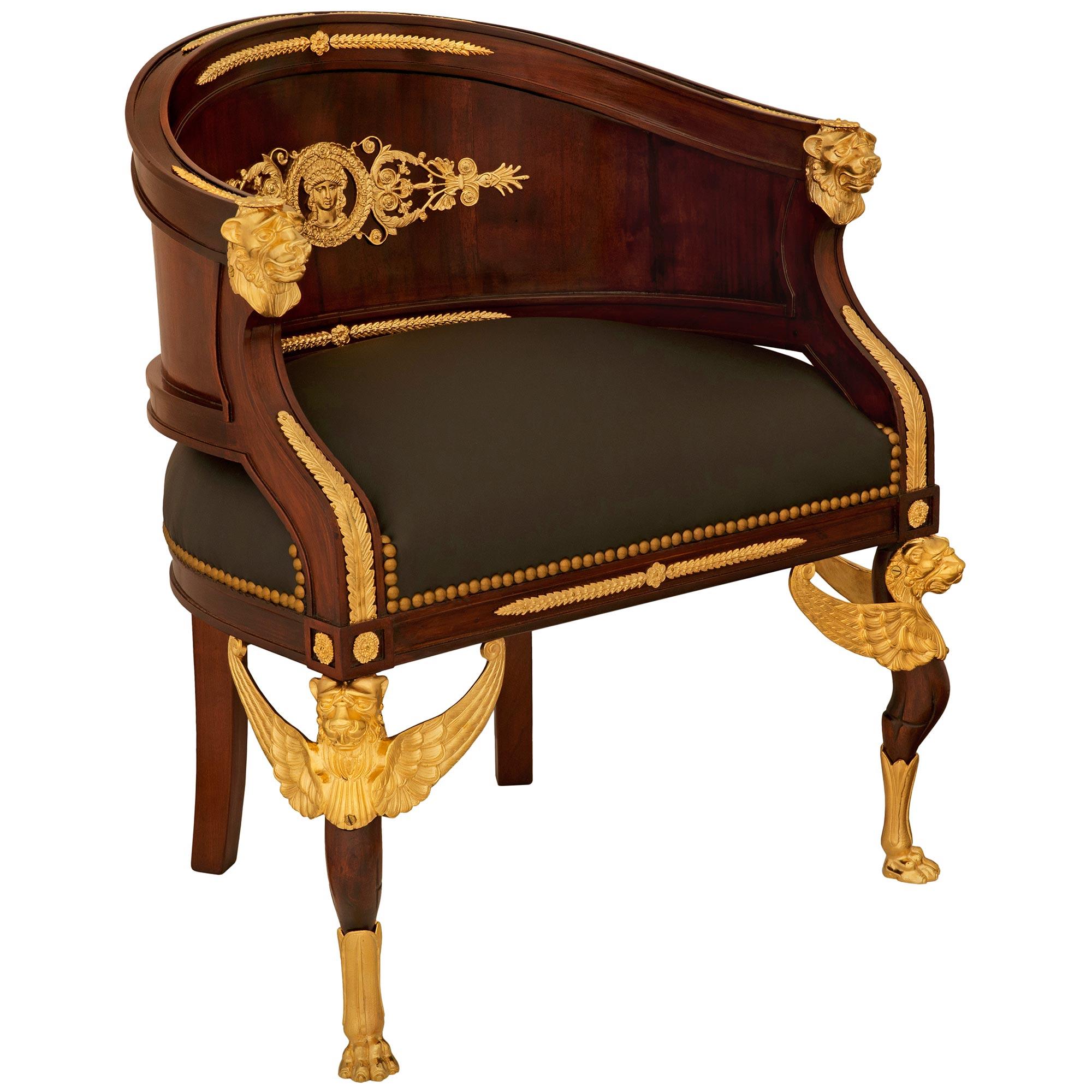 Sillón francés de caoba y ormolu de principios del siglo XIX de la 1ª Época Imperio Francés en venta