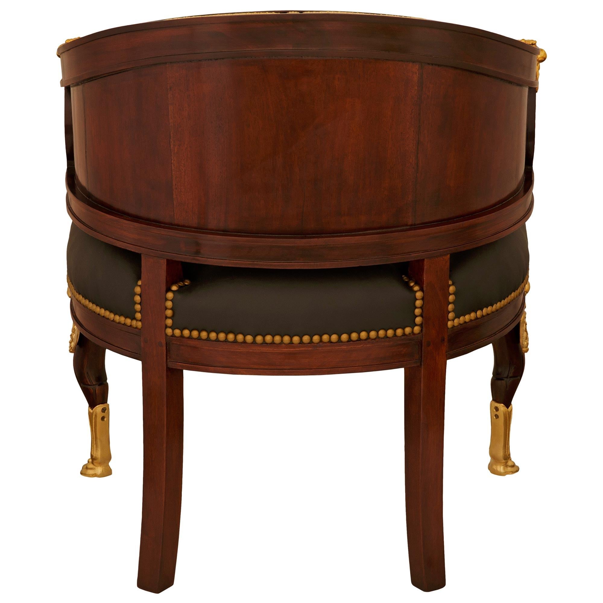 Sillón francés de caoba y ormolu de principios del siglo XIX de la 1ª Época Imperio Cuero en venta