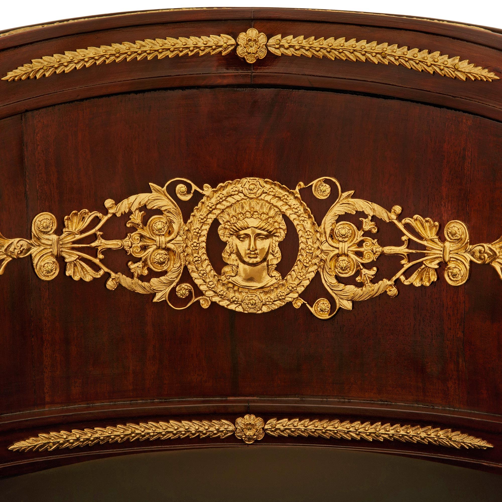 Sillón francés de caoba y ormolu de principios del siglo XIX de la 1ª Época Imperio en venta 1