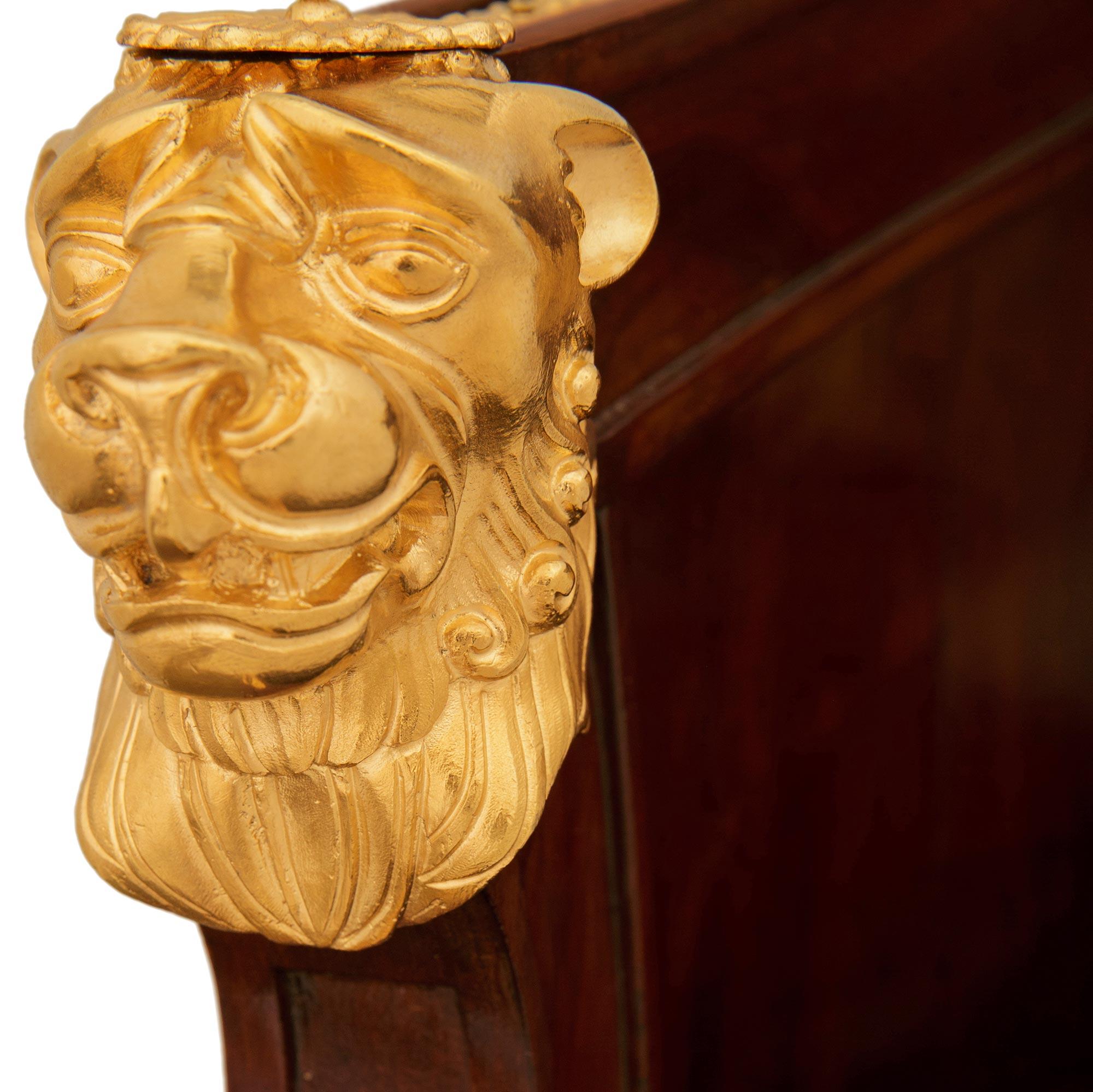 Sillón francés de caoba y ormolu de principios del siglo XIX de la 1ª Época Imperio en venta 2