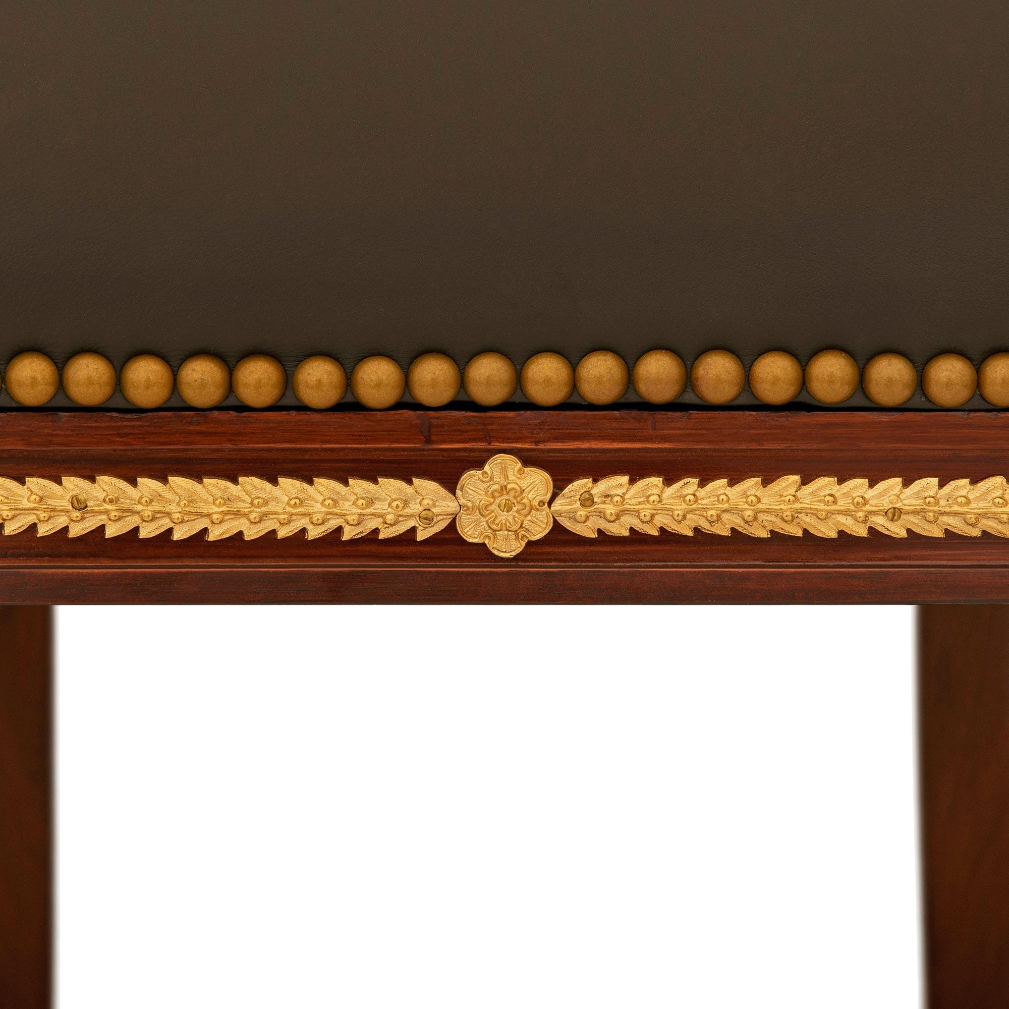 Sillón francés de caoba y ormolu de principios del siglo XIX de la 1ª Época Imperio en venta 3