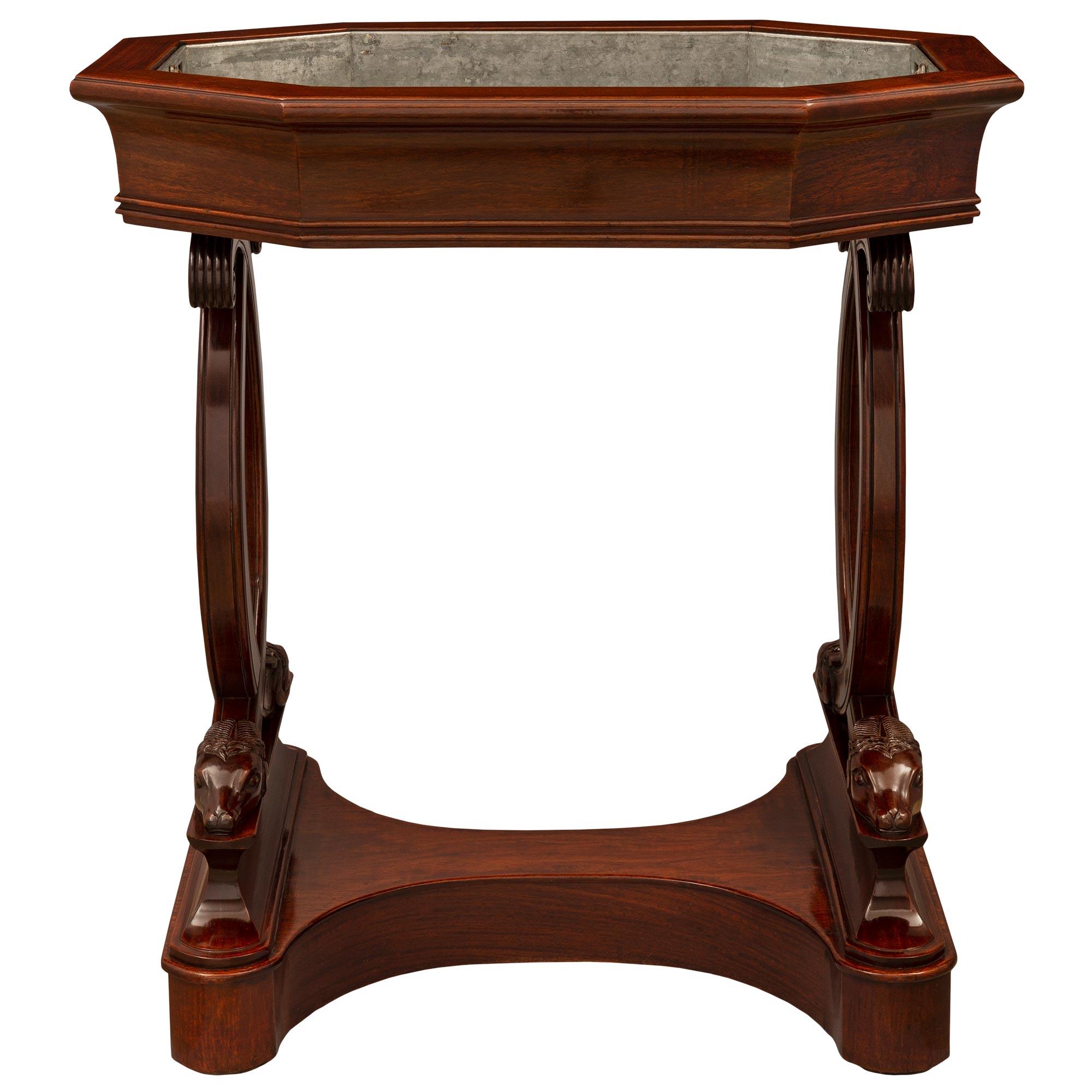 French Early 19th Century 1st Empire Period Mahogany Planter In Good Condition For Sale In West Palm Beach, FL