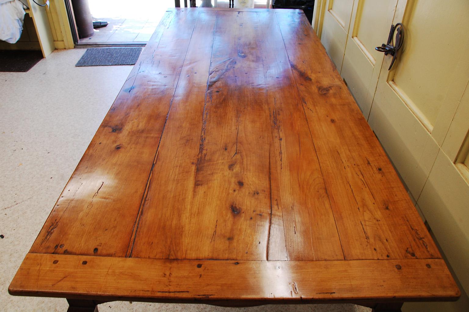 French Early 19th Century Cherry Farm House Table with Cabriole Legs In Good Condition In Wells, ME