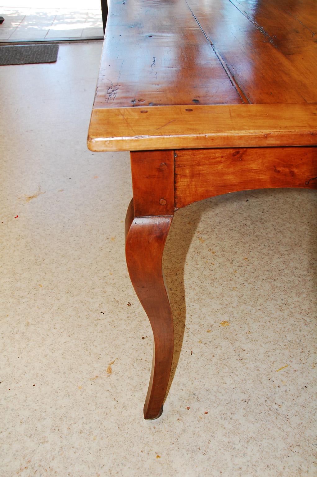 French Early 19th Century Cherry Farm House Table with Cabriole Legs 2