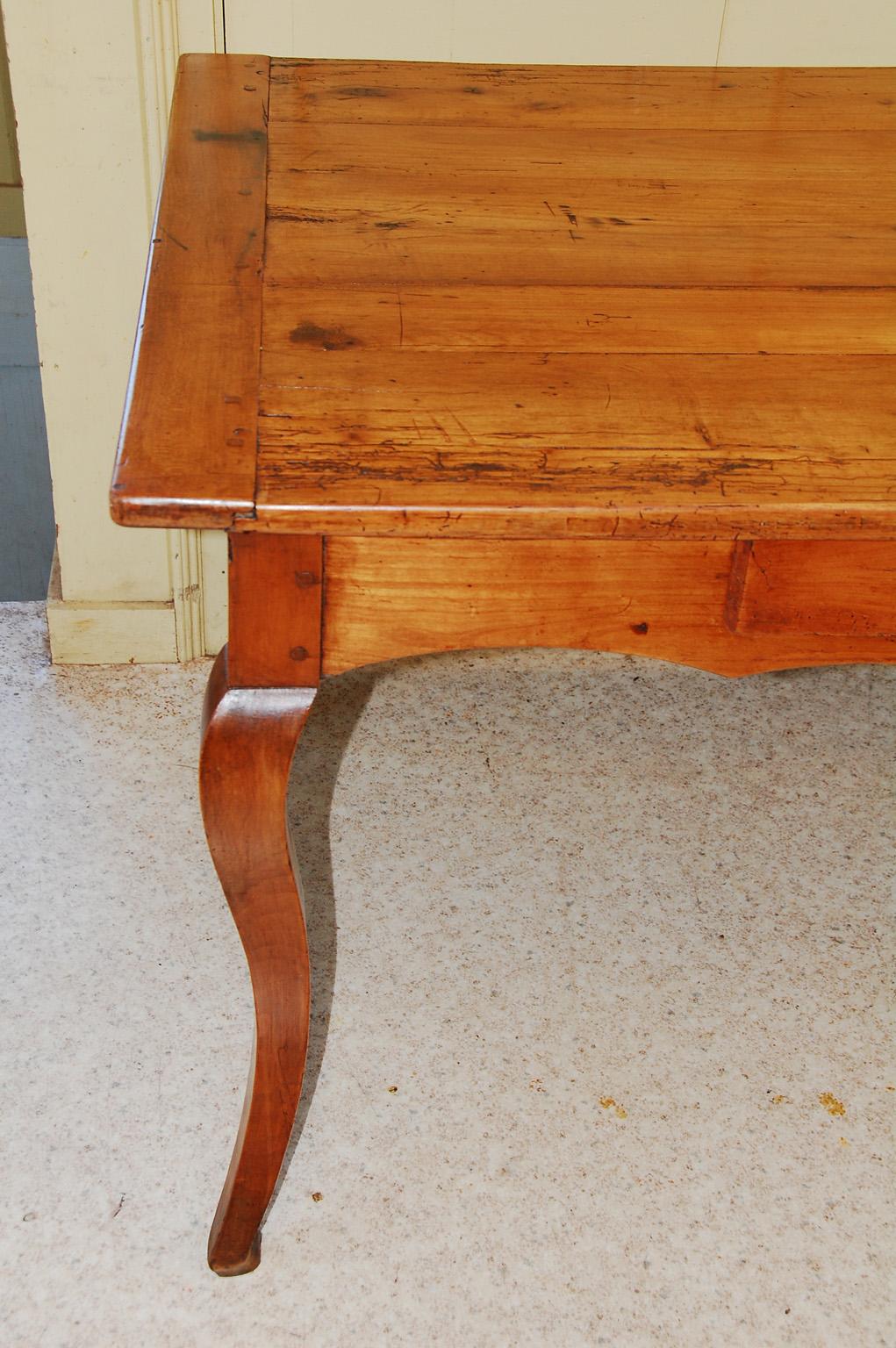 French Early 19th Century Cherry Farm House Table with Cabriole Legs 3