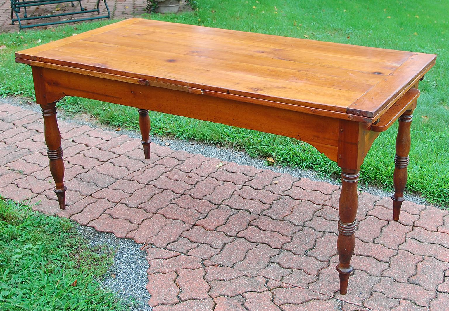 French Early 19th Century Farmhouse Cherry Double Extending Table Turned legs In Good Condition In Wells, ME