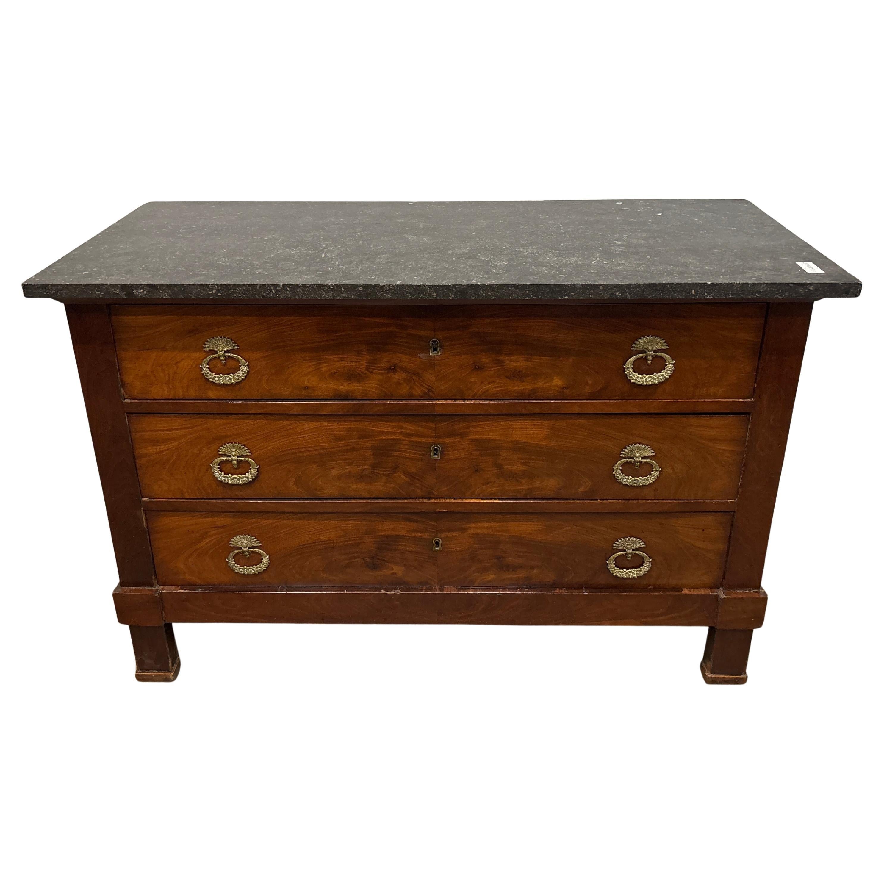Questa meravigliosa commode è realizzata in mogano fiammato e ha il suo piano originale in marmo nero. 
