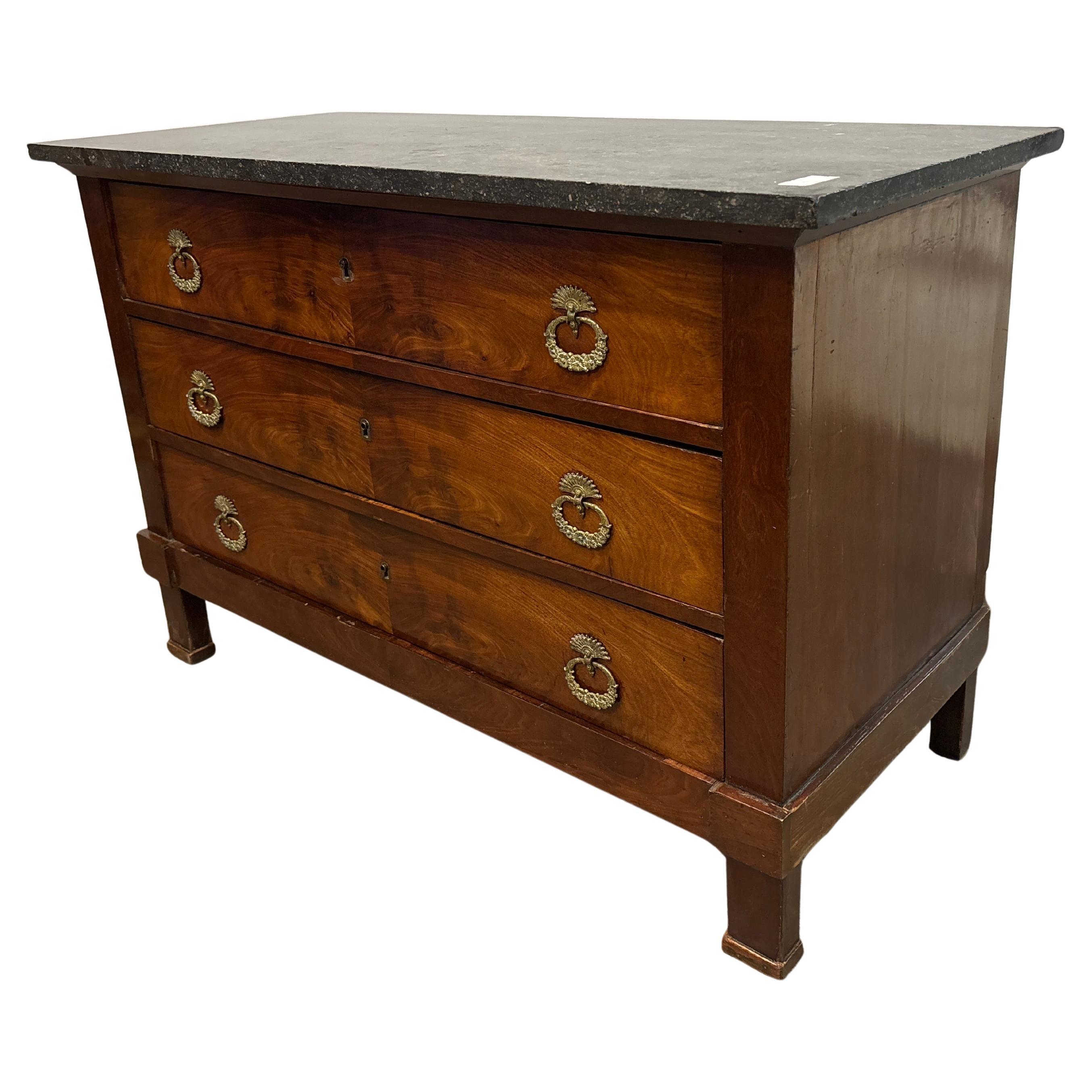 Commode francese dell'inizio del XIX secolo In condizioni buone in vendita a Stockbridge, GA