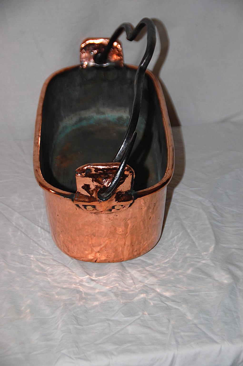 French early 19th century copper dovetailed fish poacher with iron swing handle. The copper is of heavy gauge and of dovetailed construction. The wrought iron swing handle has had a professional repair, and it is now ready for the next generation of