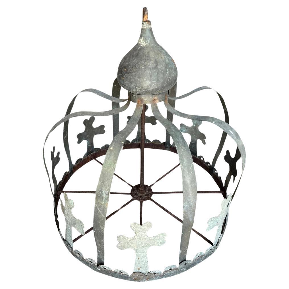 Excepcional accesorio de corona de principios del siglo XIX procedente de la región francesa de Provenza.  Bellamente construido con un esqueleto de hierro y decorado con cobre bellamente patinado.  Perfecta para convertirla en una lámpara de araña.