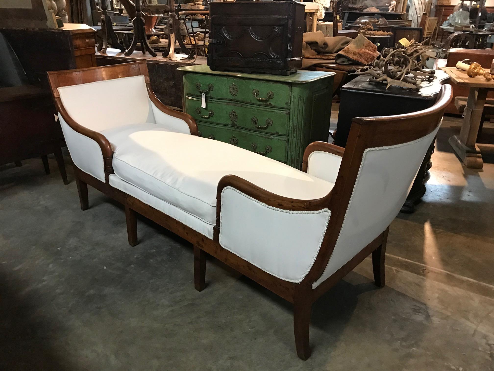 A very handsome early 19th century French Directoire period chaise longue or daybed in walnut. The walnut has a wonderful patina and striking grain pattern. The graceful lines of this piece will make it an elegant addition to any surrounding.