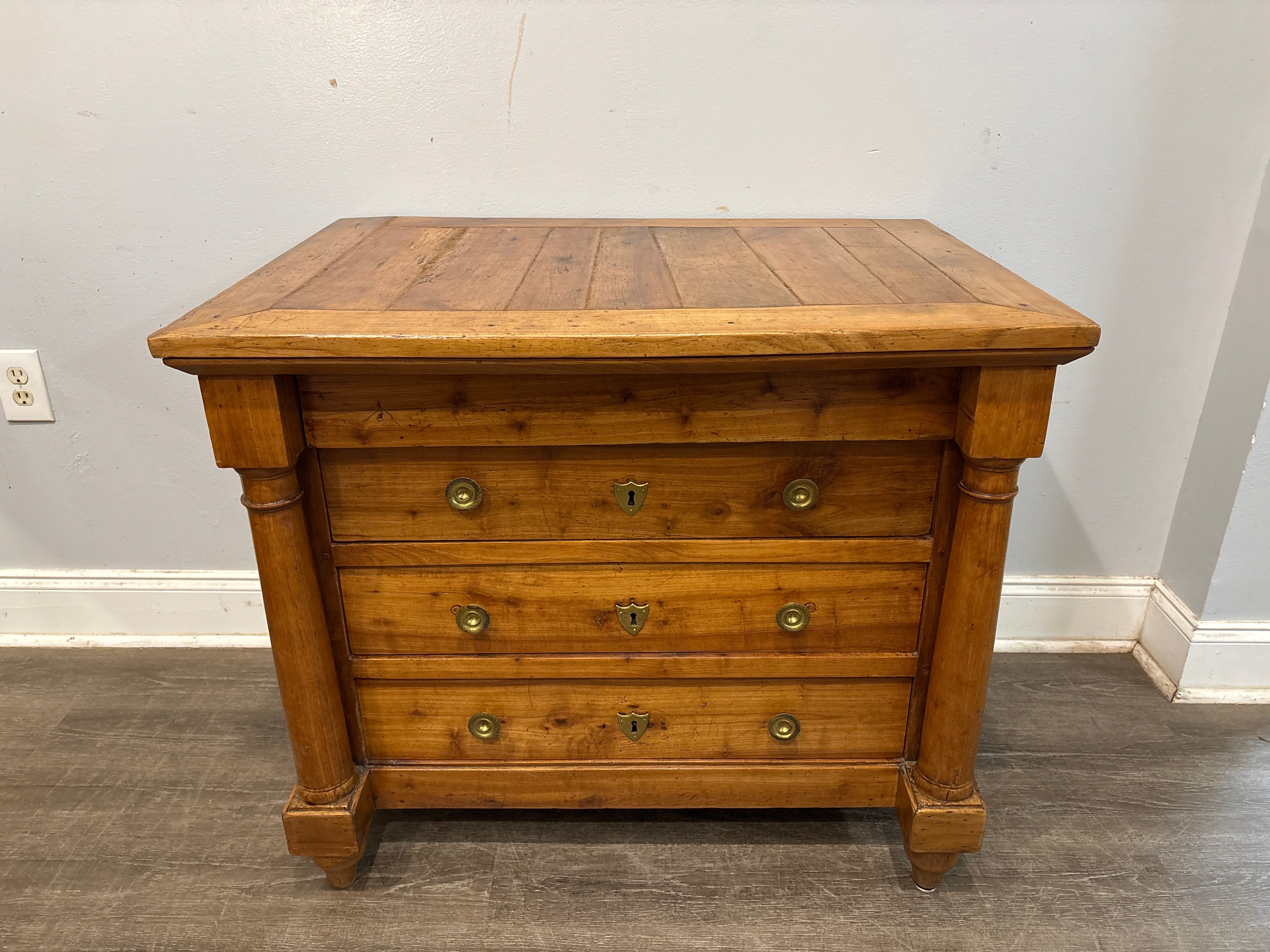Questa cassetta è realizzata in noce biondo liscio con un piano in parquet. È profondo e basso, ideale per la camera dei bambini o per essere trasformato in un vanity.