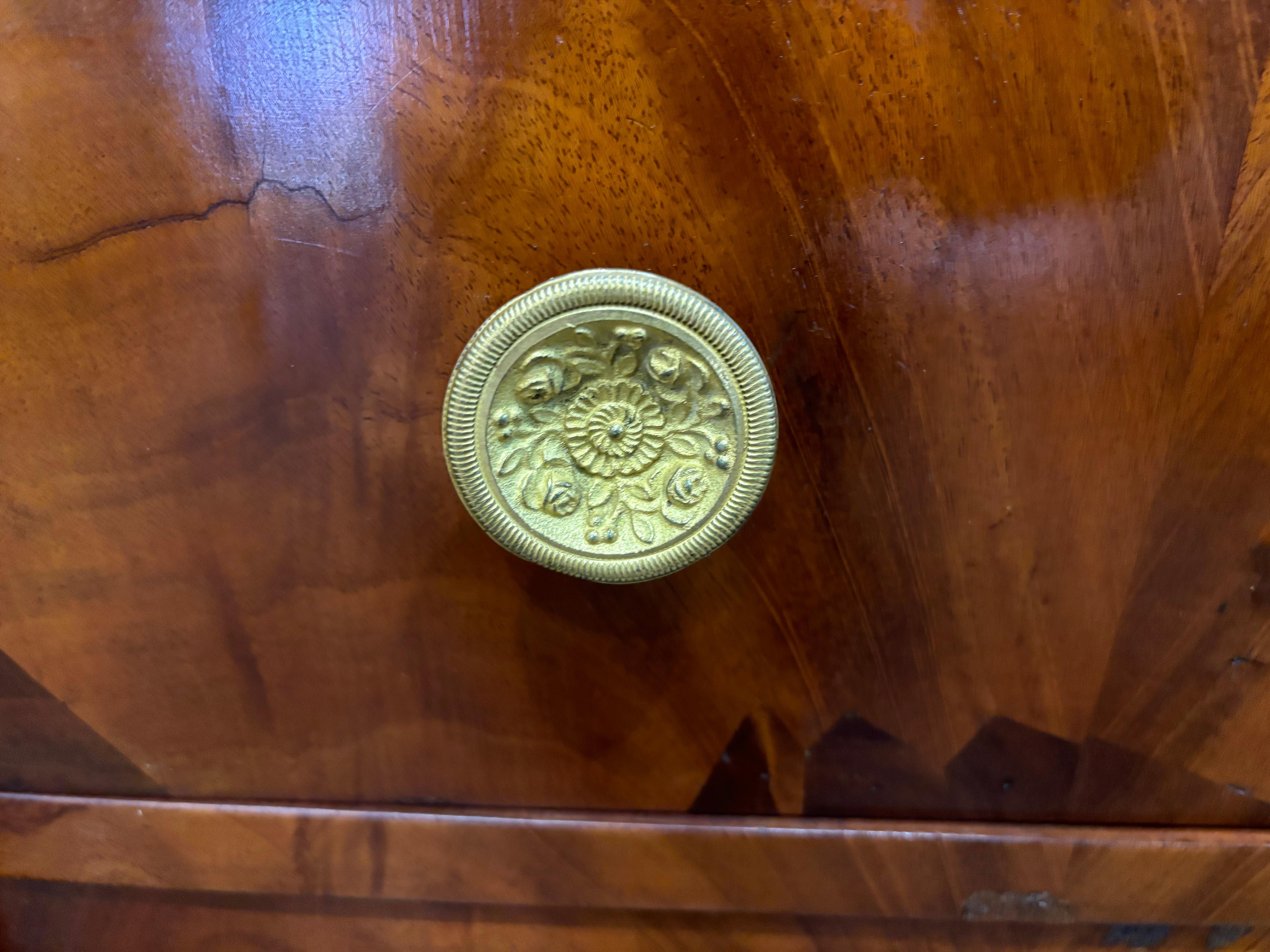 Marqueterie Commode Empire française du début du 19e siècle