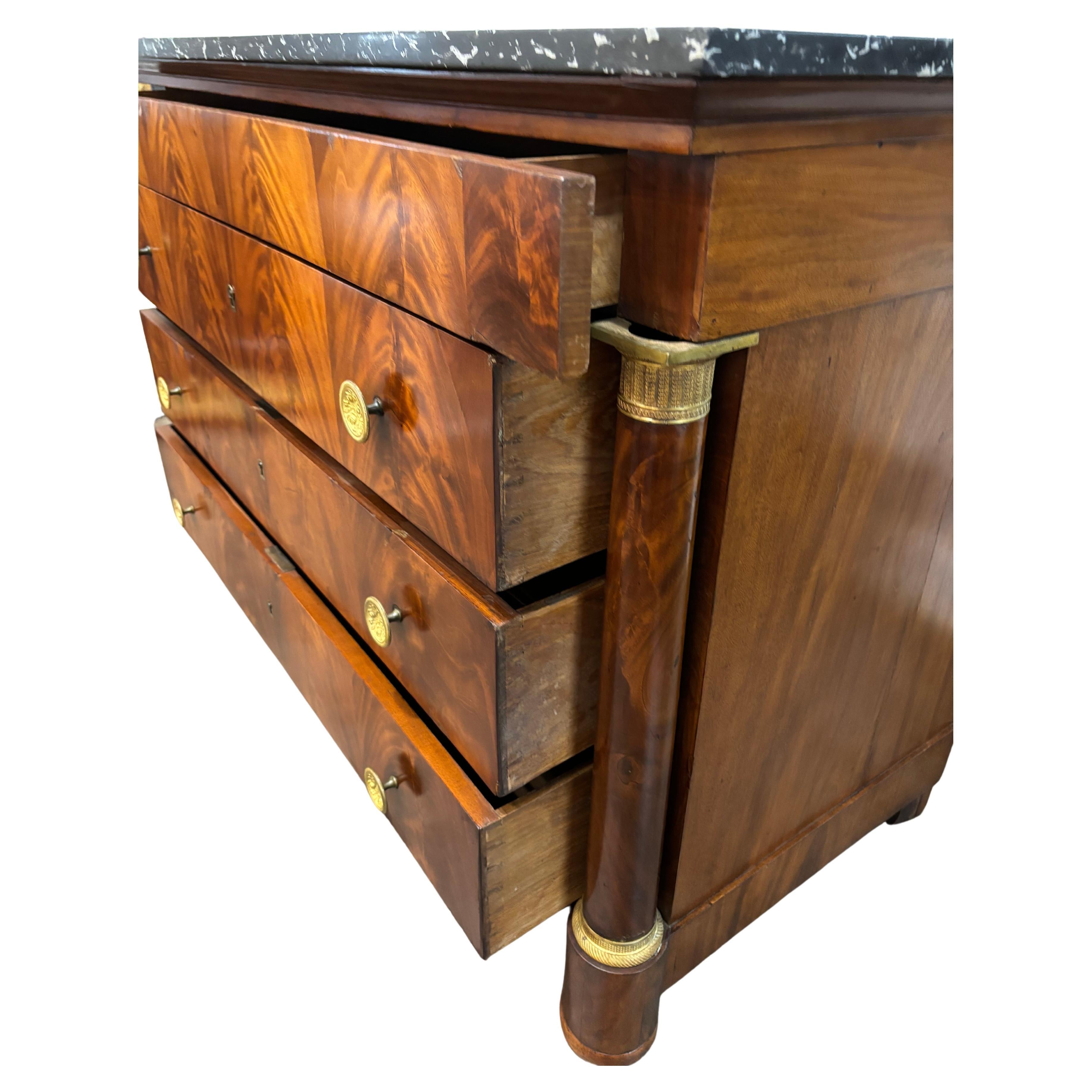 Marbre Commode Empire française du début du 19e siècle