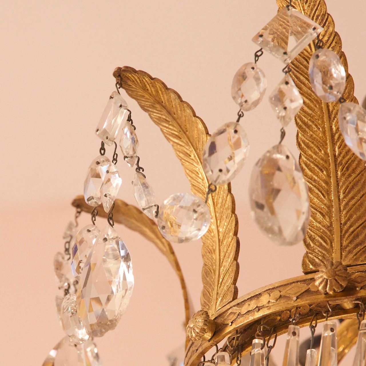 Araña de cristal tallado y cesta de bronce dorado francesa de principios del siglo XIX, estilo Imperio en Bueno estado para la venta en Berlin, DE