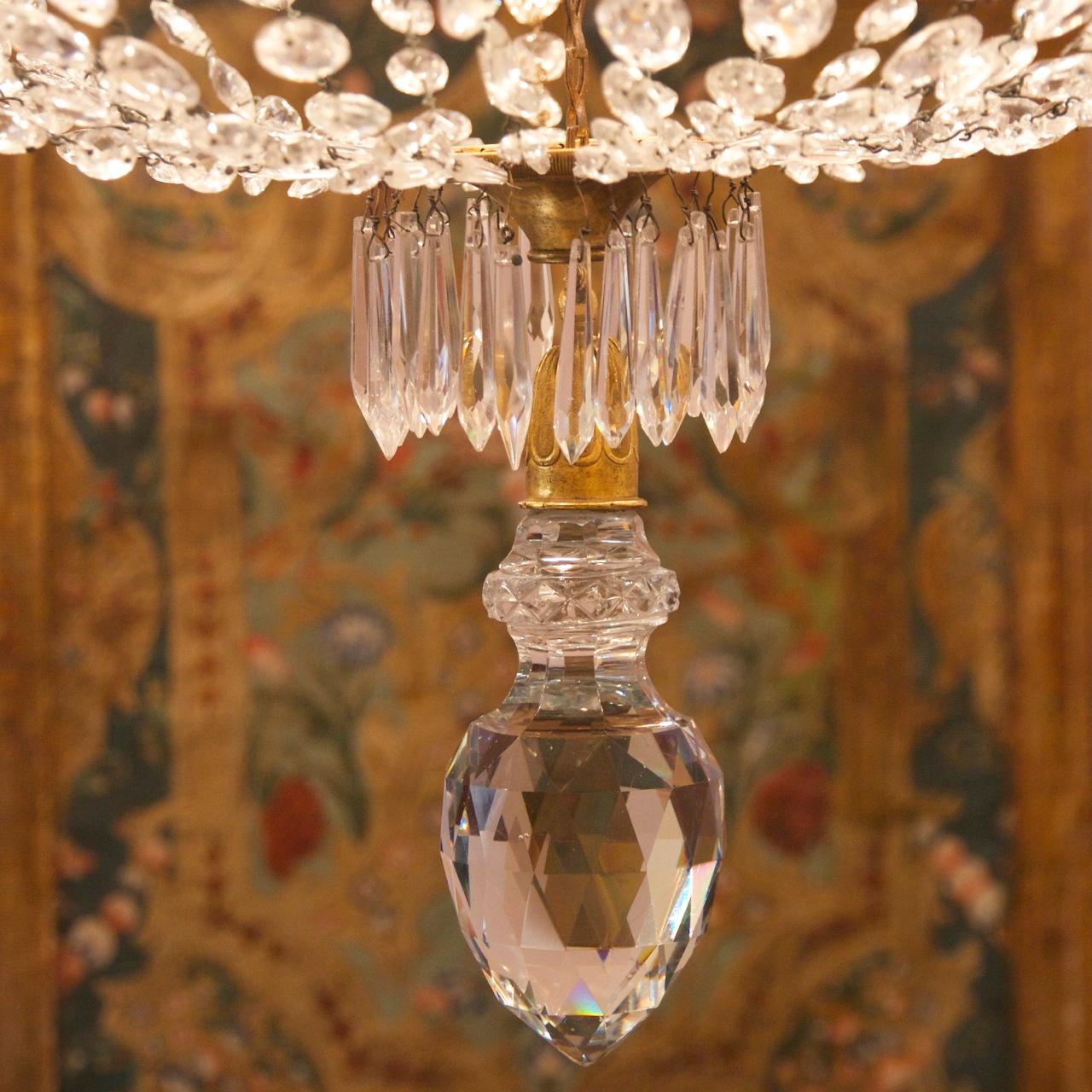Araña de cristal tallado y cesta de bronce dorado francesa de principios del siglo XIX, estilo Imperio Cristal en venta