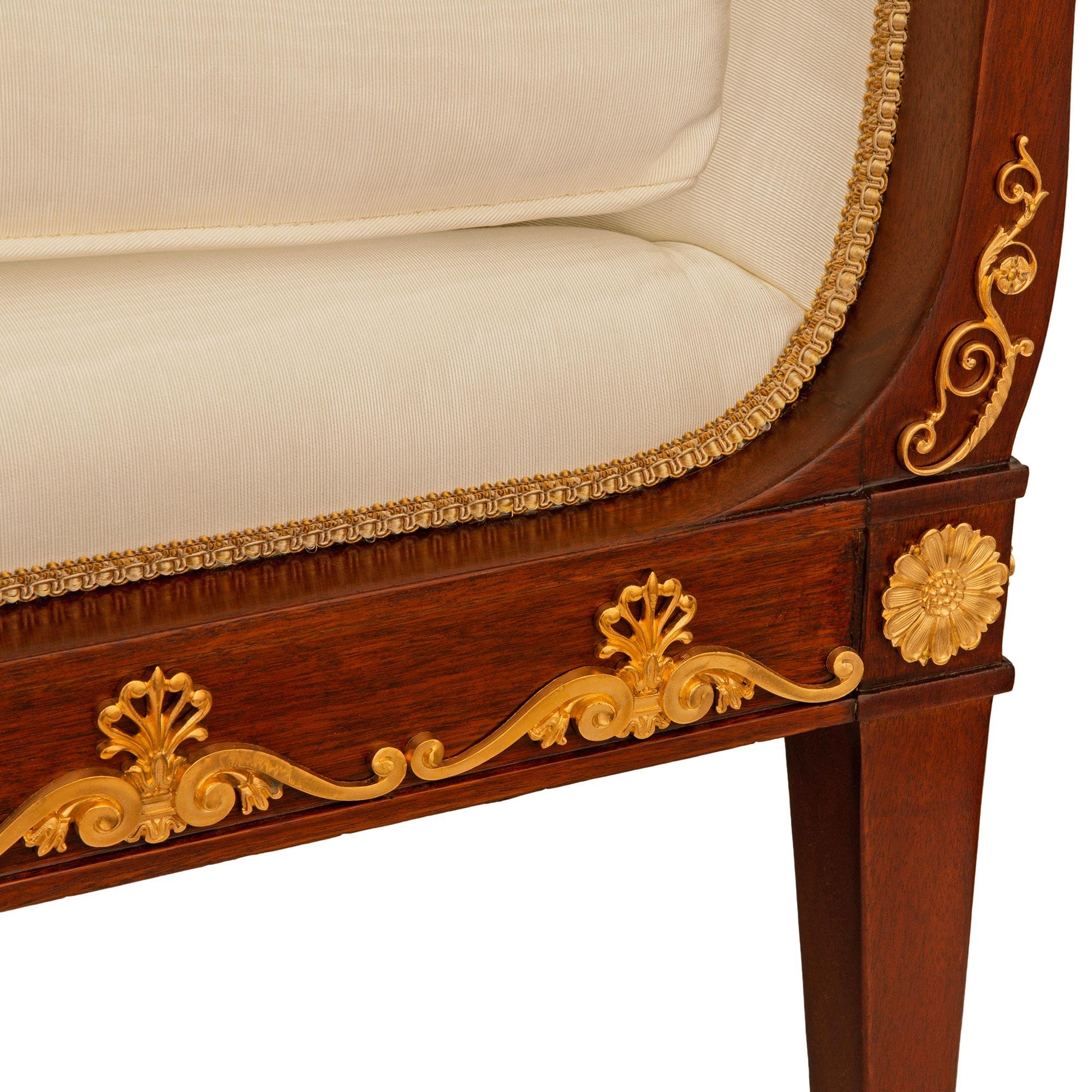 Französische Chaise aus Mahagoni und Goldbronze aus der Empire-Periode des frühen 19. Jahrhunderts, um 1805 im Angebot 4